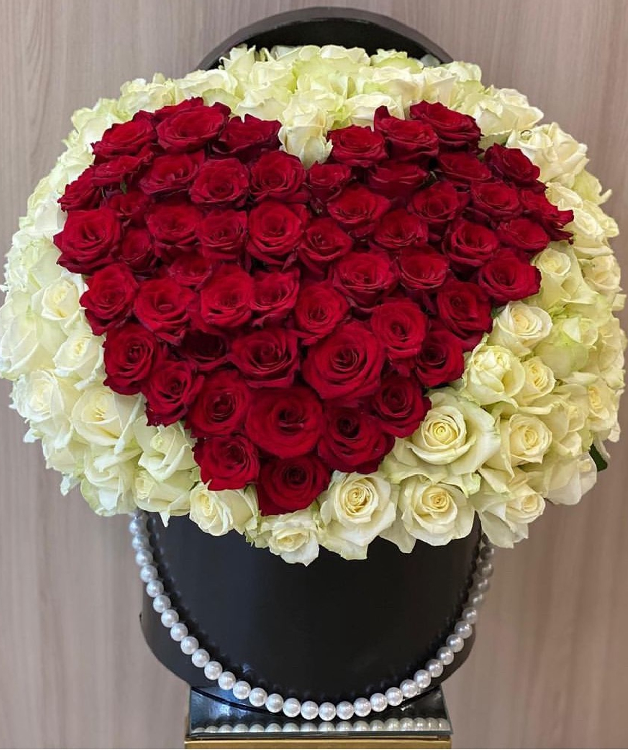 Composition «Ava» with roses