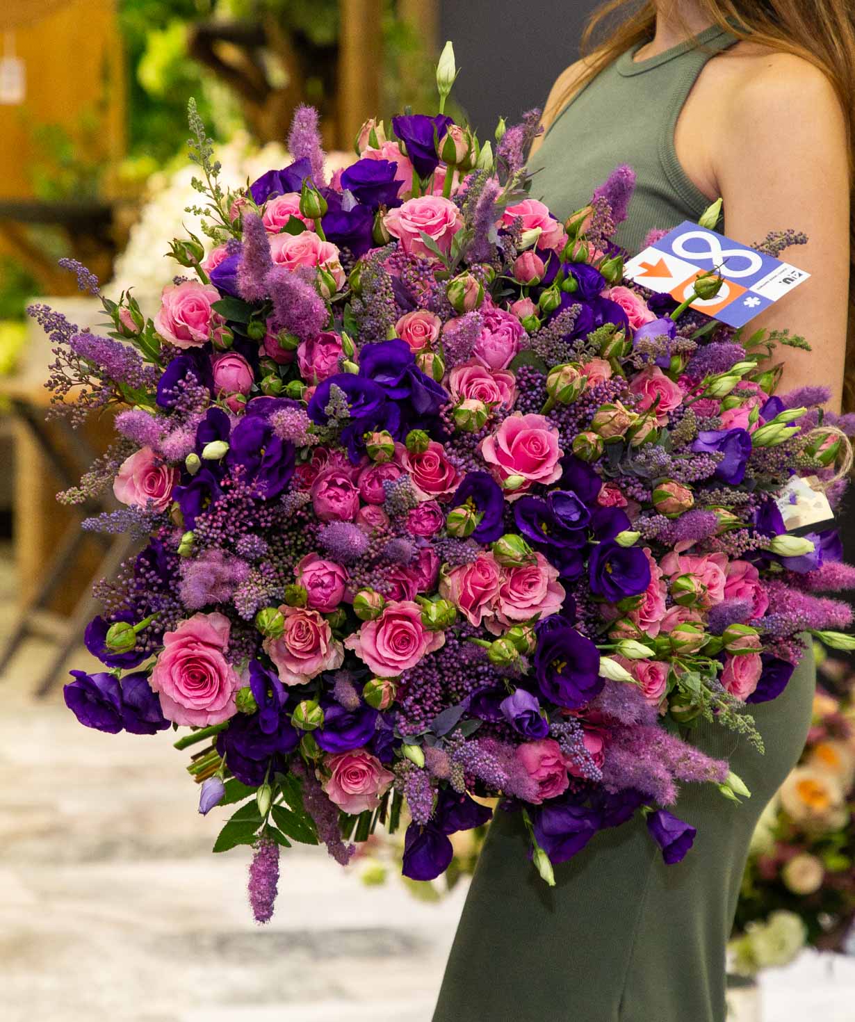 Bouquet «Barbuda» with roses and lisianthus