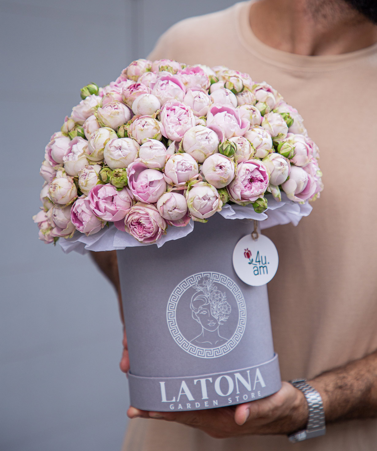 Композиция `Latona` с пионовидными розами