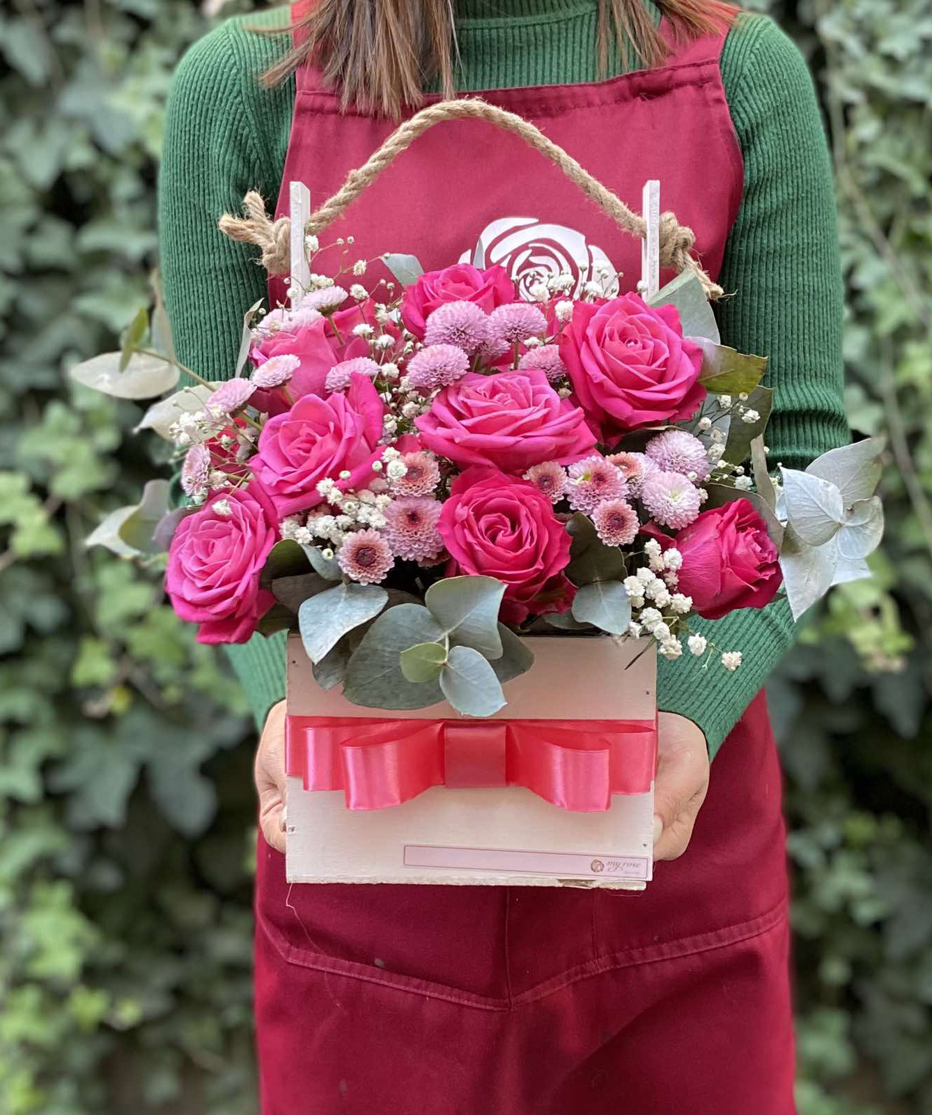Букет с розами `Ирвин` и хризантемами