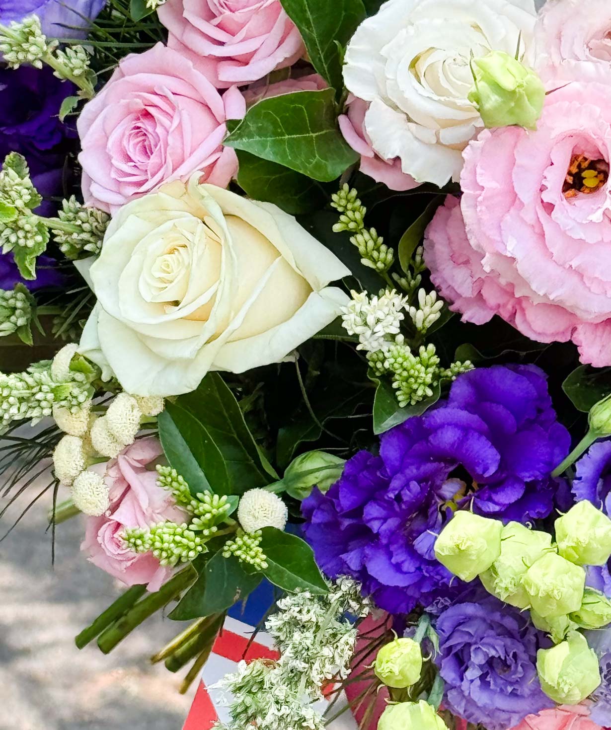 Bouquet «Altötting» with roses and lisianthus