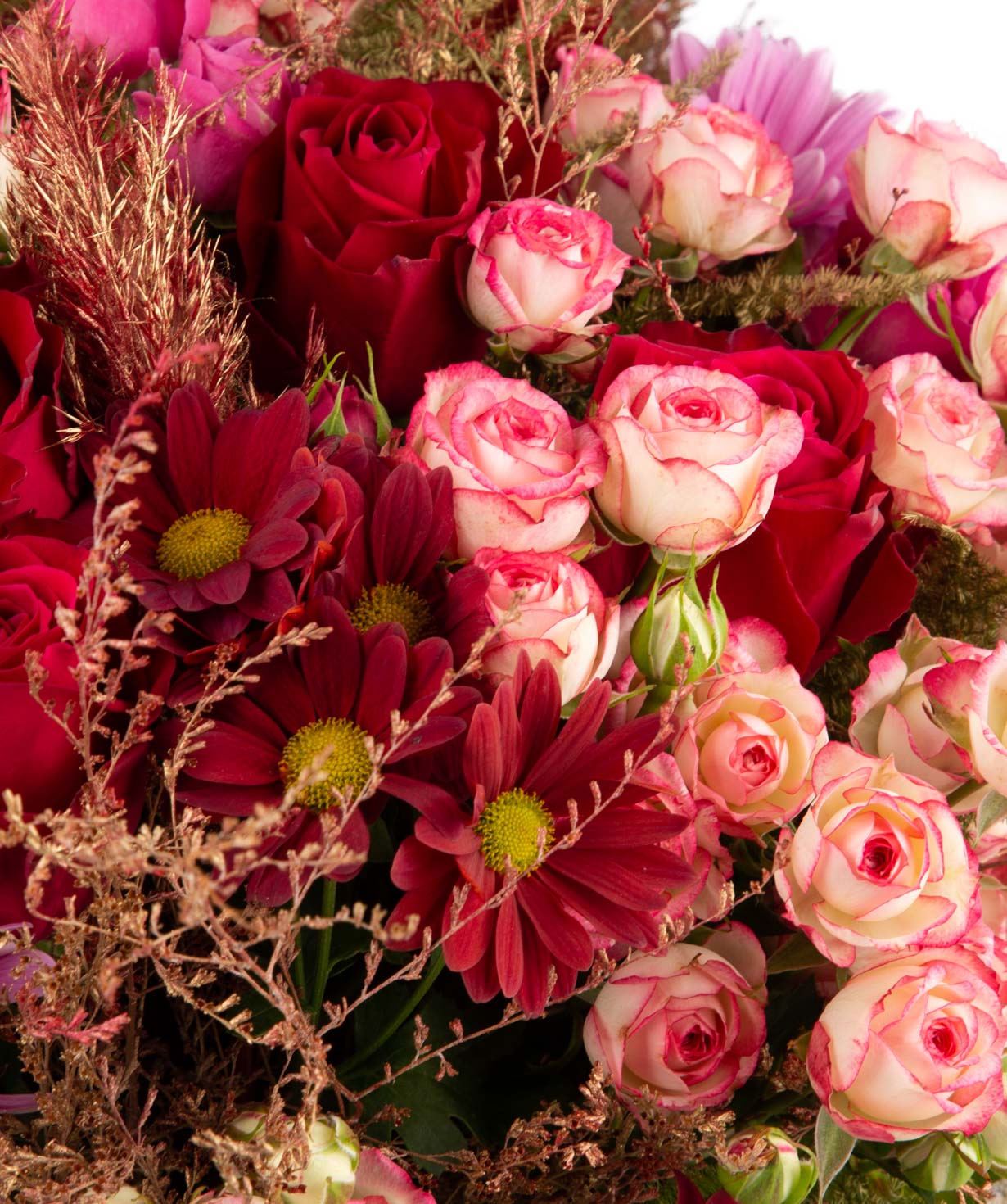 Կոմպոզիցիա «Լենսինգ» վարդերով, չորածաղիկներով և քրիզանթեմներվ