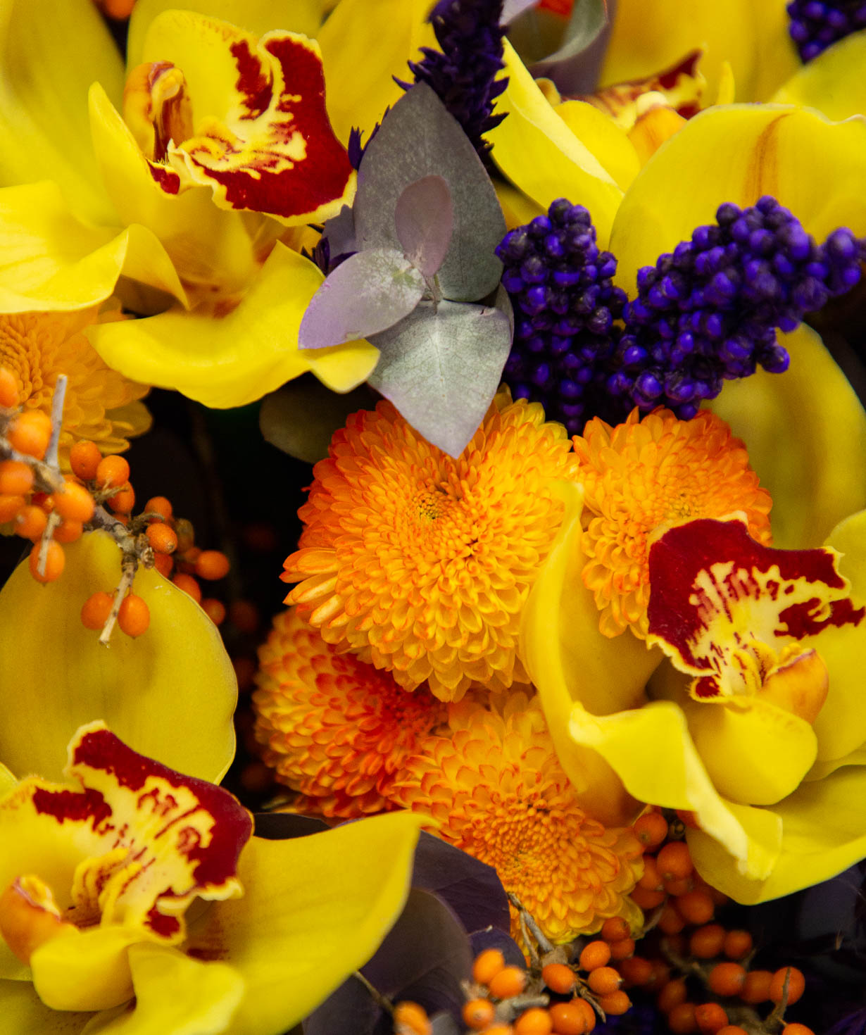Букет ''Интерлакен'' с орхидеями и хризантемами