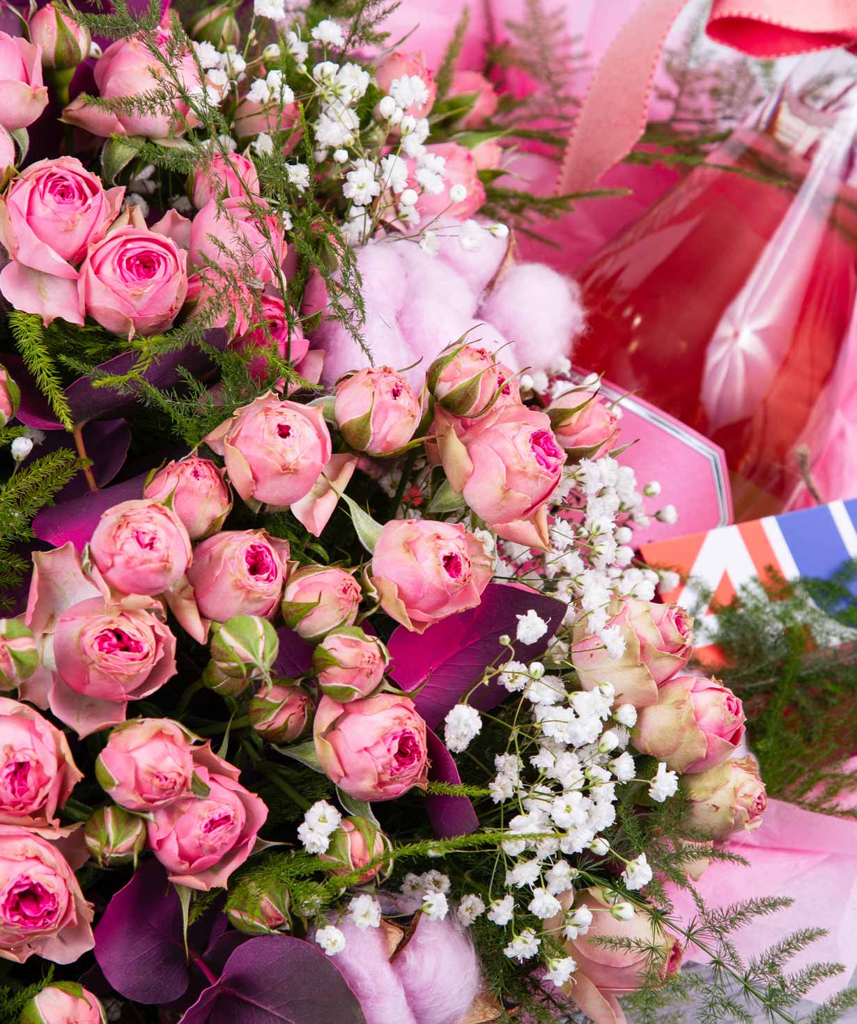 Композиция «Валлисаари» с кустовыми розами и вином