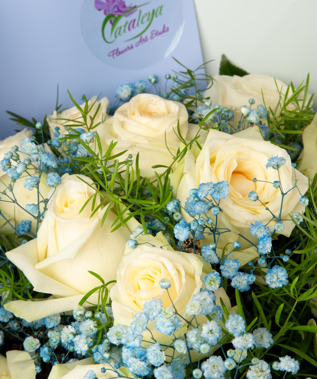 Bouquet `Nougat` with roses and gypsophila