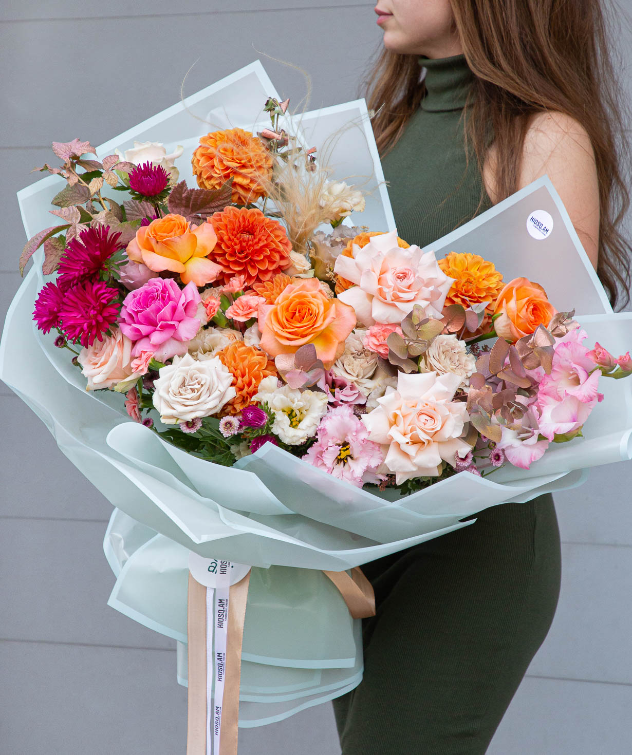 Букет ''Бадалона'' с розами и хризантемами