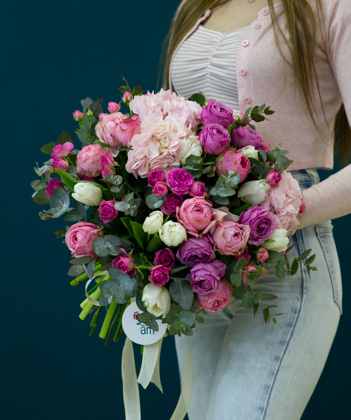 Букет ''Дени'' с кустовыми розами и тюльпанами