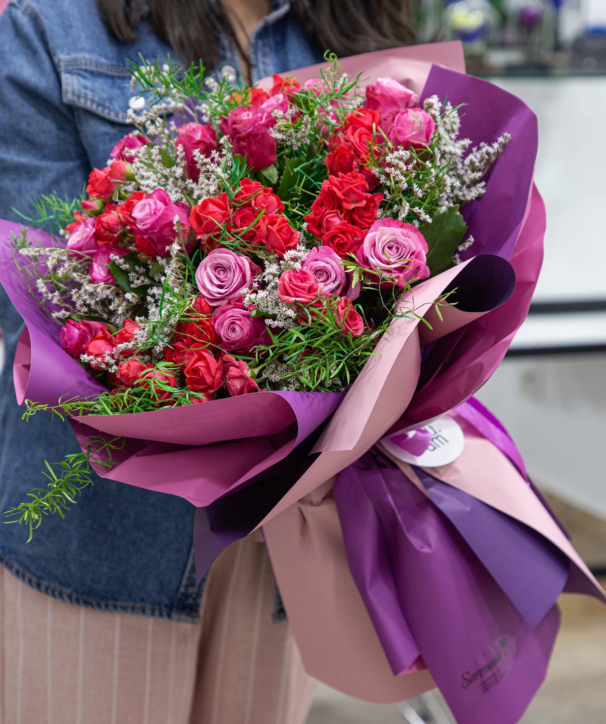Букет `Орхус` с розами и полевыми цветами