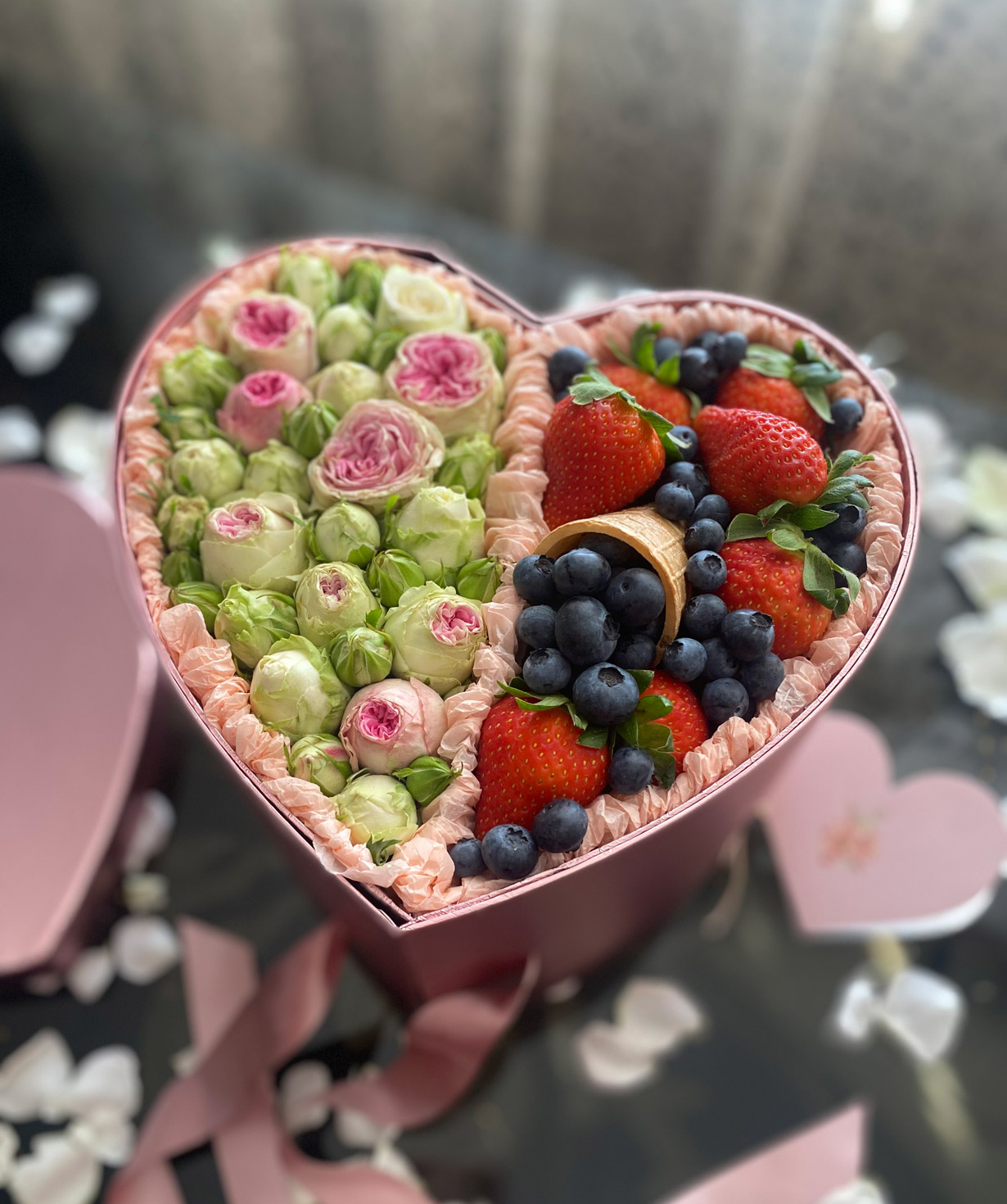 Նվեր-տուփ «Buketrafael» ծաղիկներով և քաղցրավենիքով