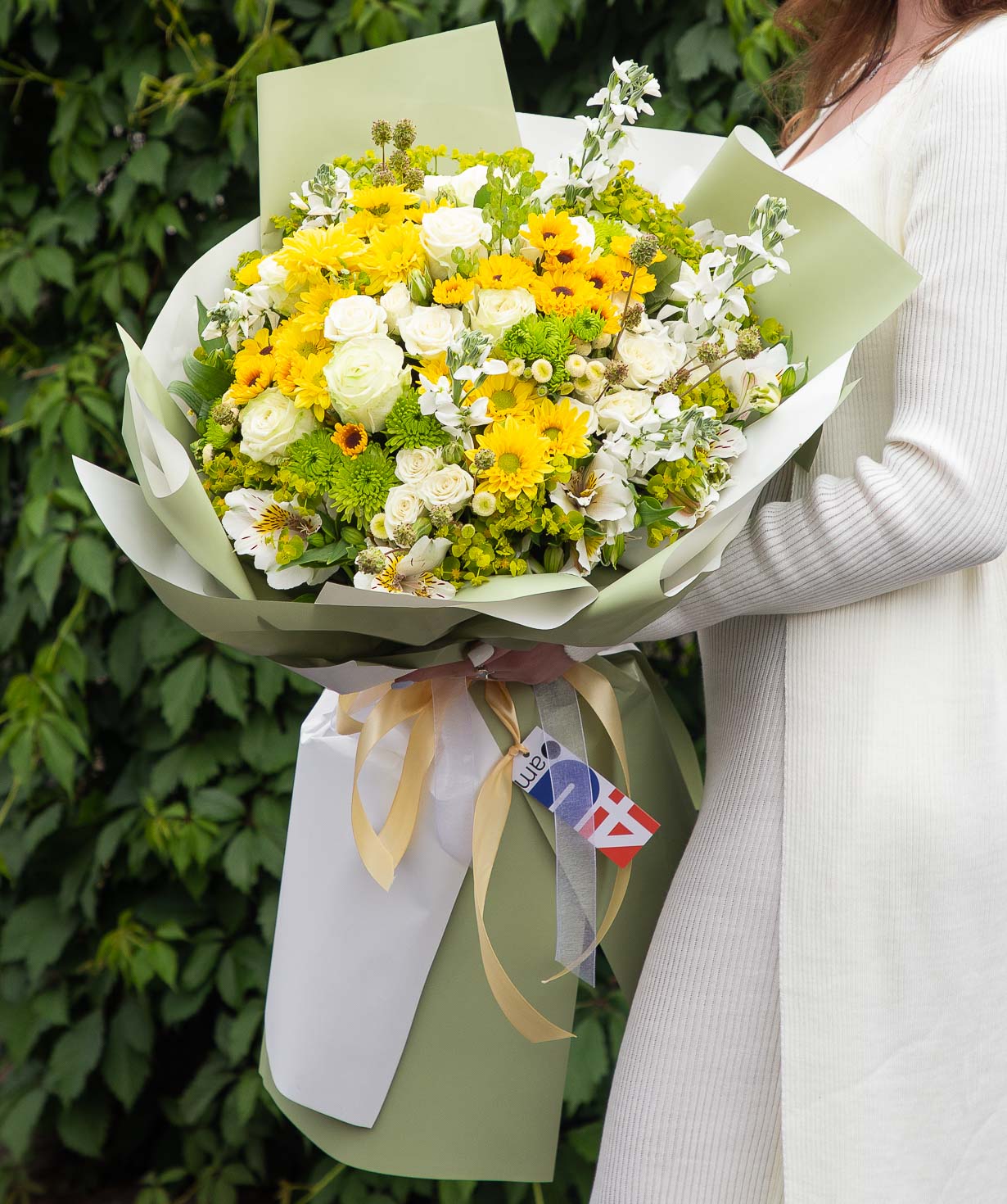 Bouquet «Crosse» with roses and alstroemerias