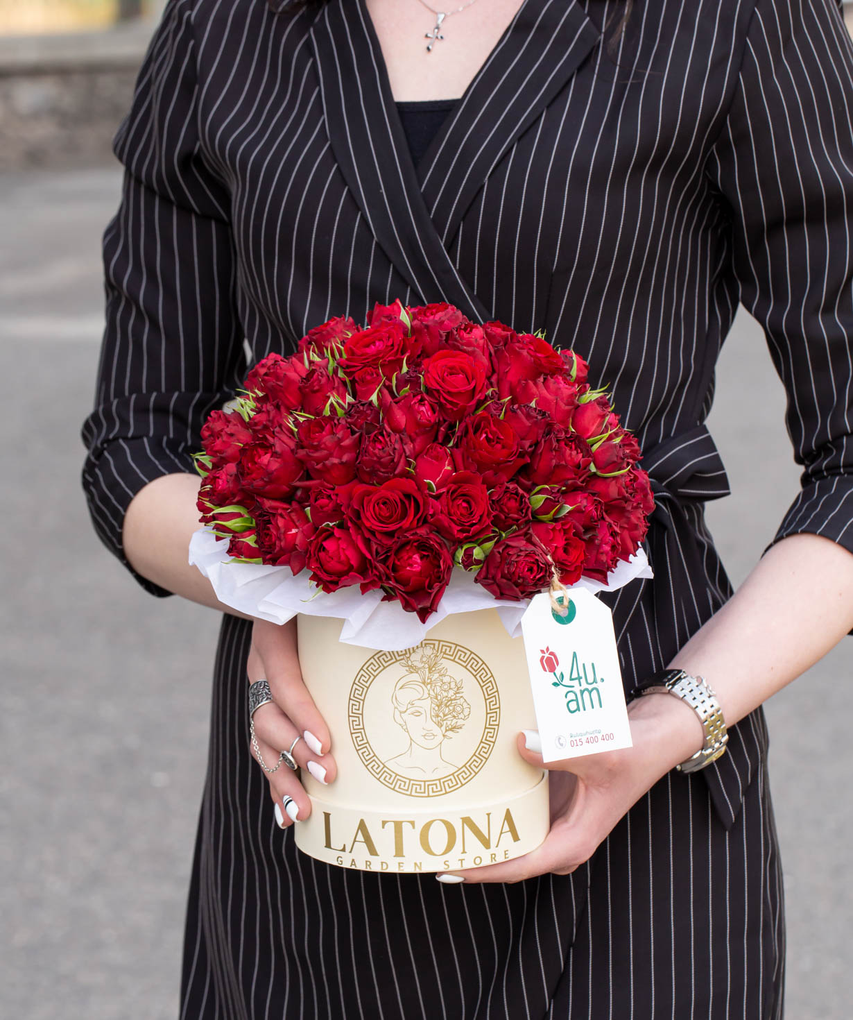 Композиция `Эудора` с букетными розами