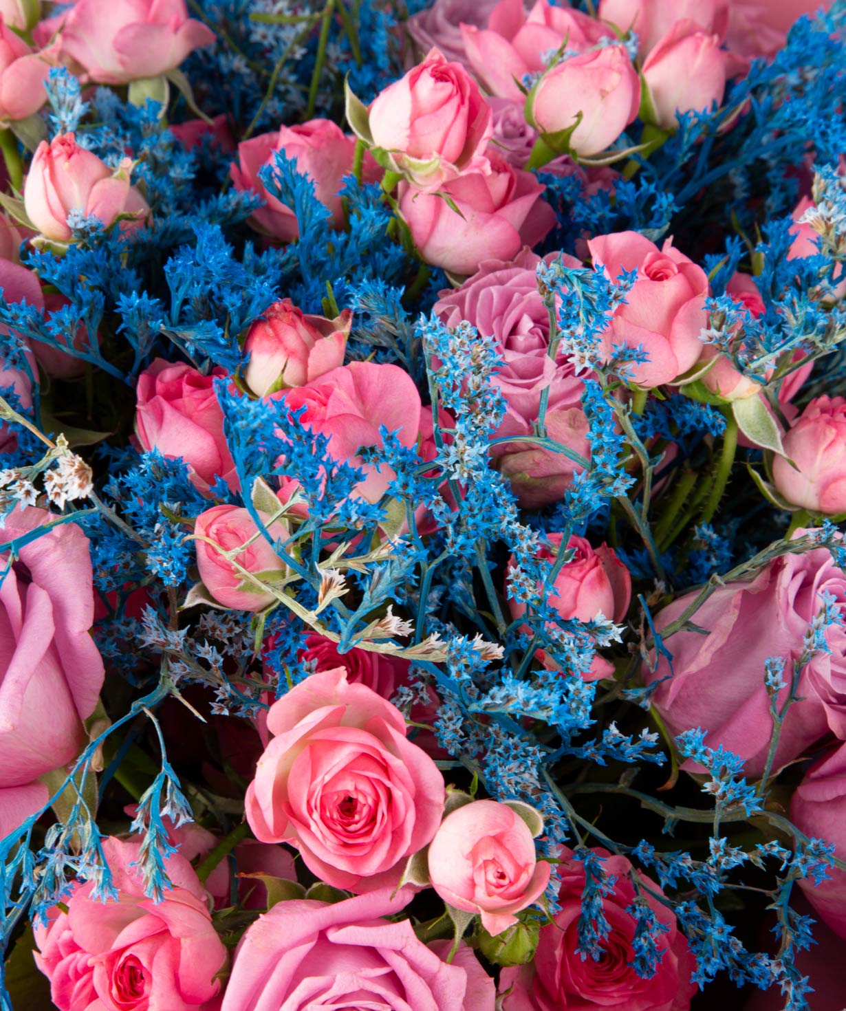 Букет `Раннерс` с розами и полевыми цветами