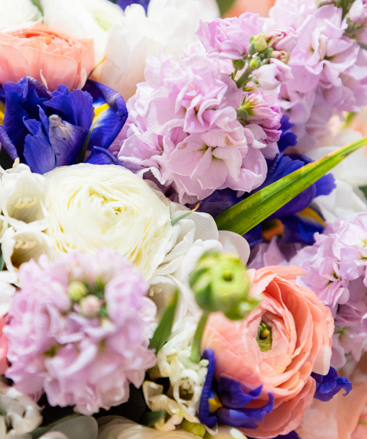 Букет «Barlatte» с лютиками и маттиолами