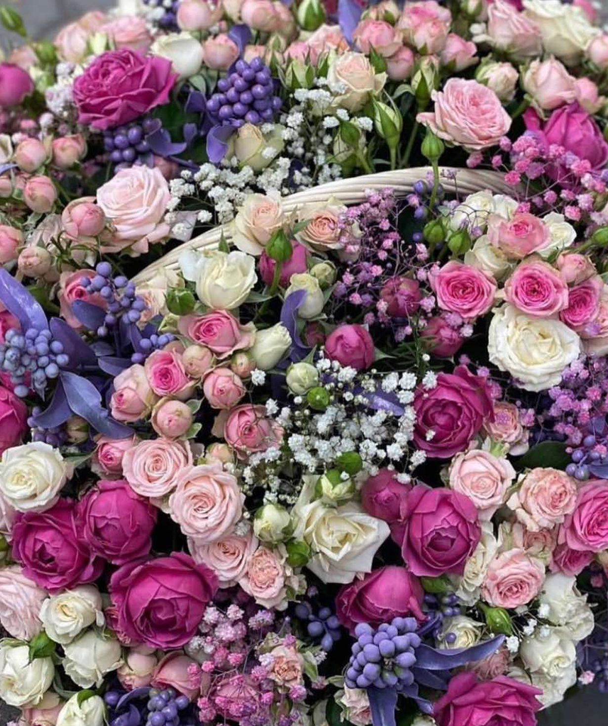 Composition «Nica» with spray roses and gypsophilas