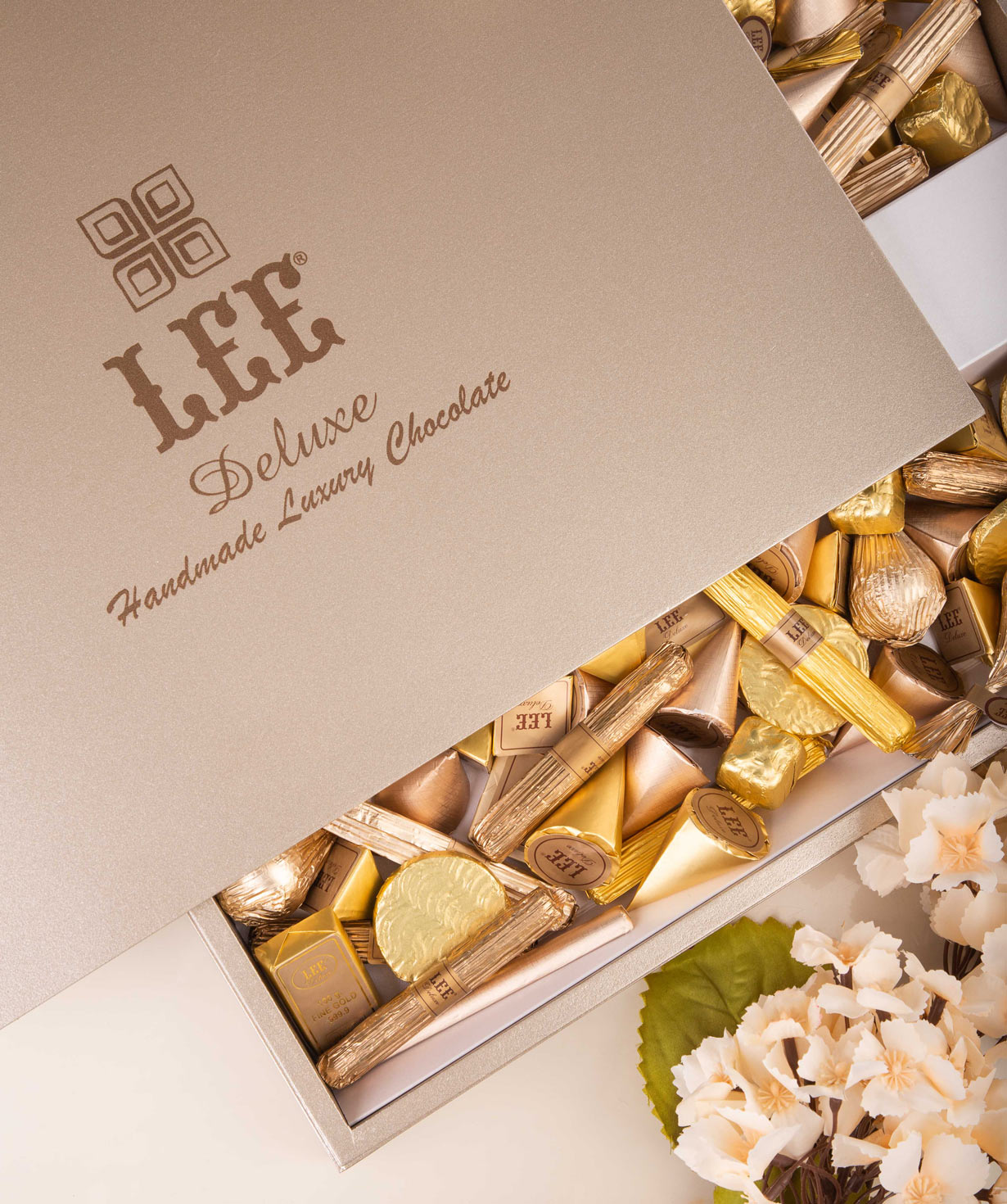 Chocolate collection ''LEE'' Luxury bronze wooden box