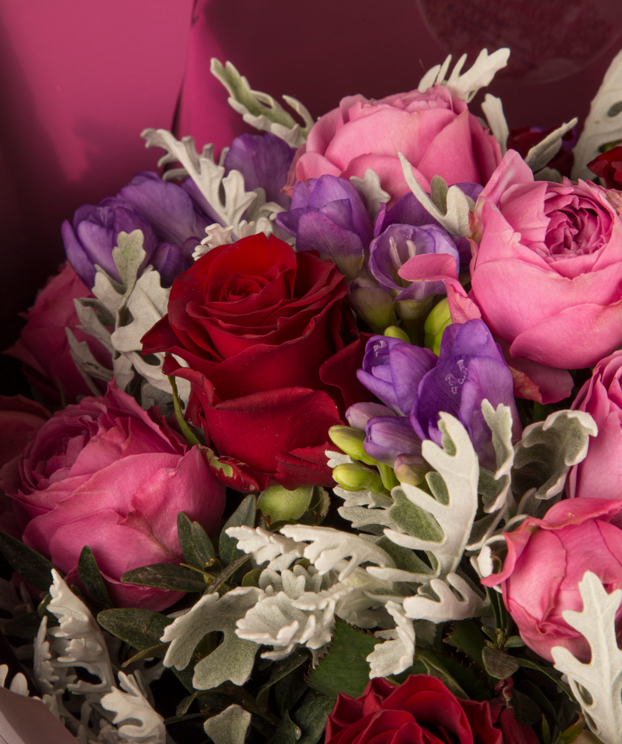 Ծաղկեփունջ «Հանսոն» վարդերով և ֆրեզիաներով