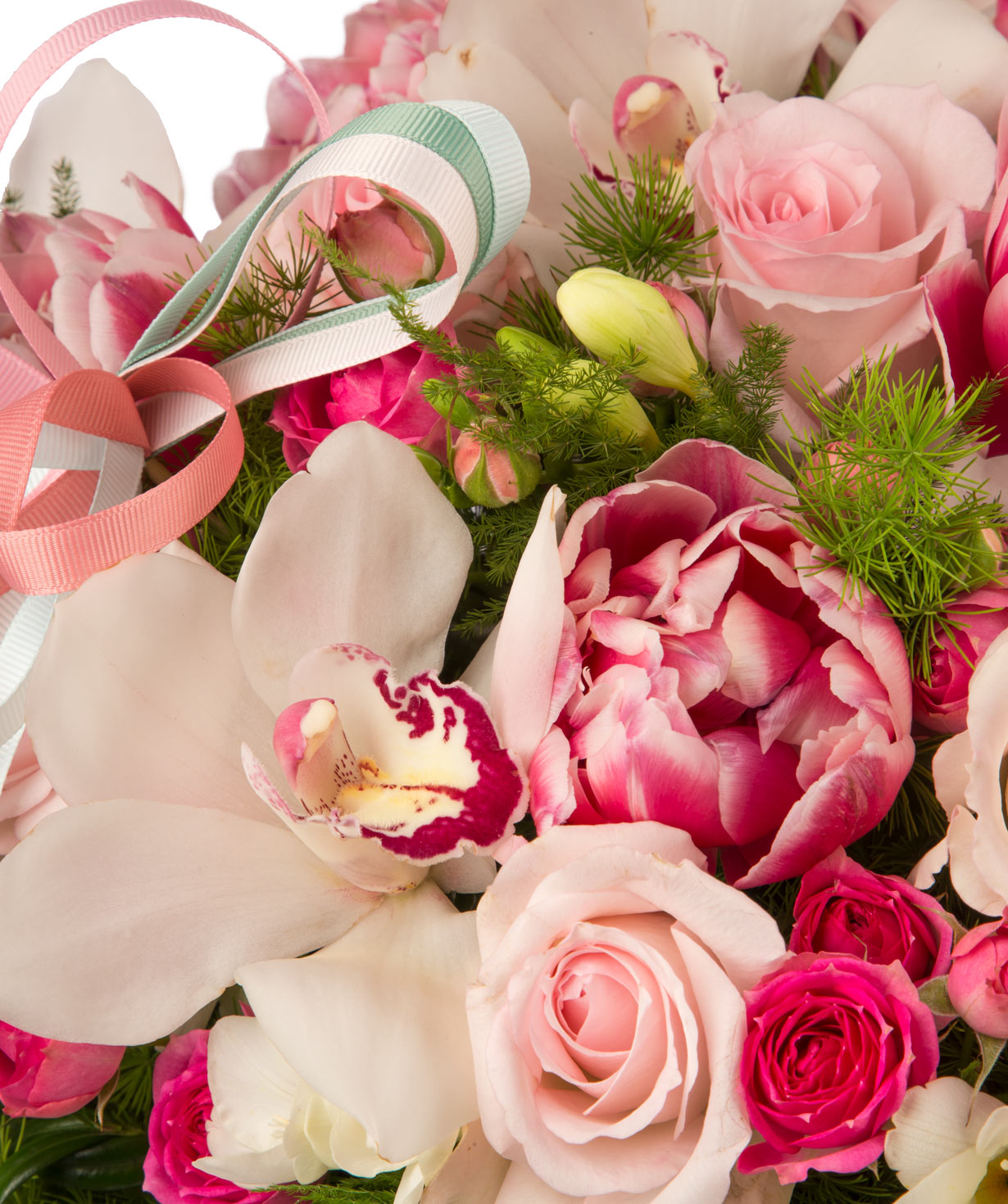 Композиция `Кельме` с розами, тюльпанами и фрезиями