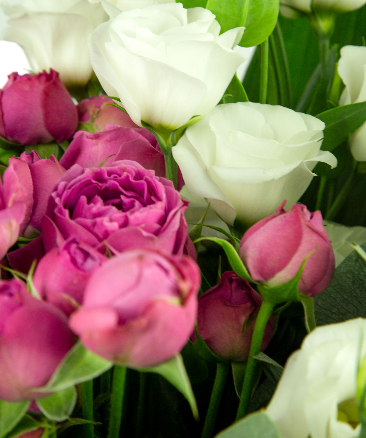 Букет `Баколи` из роз и лизиантуса
