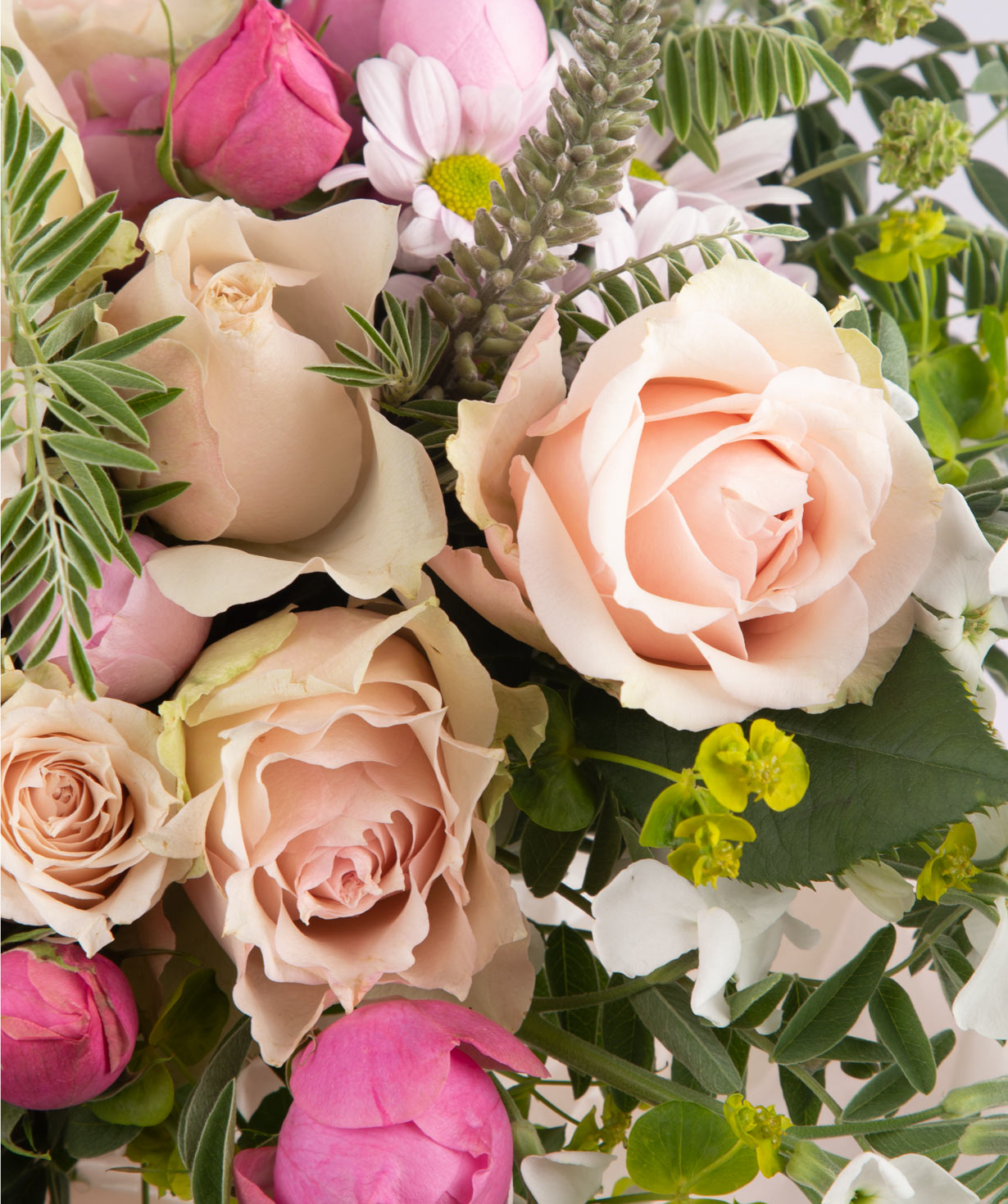 Композиция «Датчесс» с розами и хризантемами