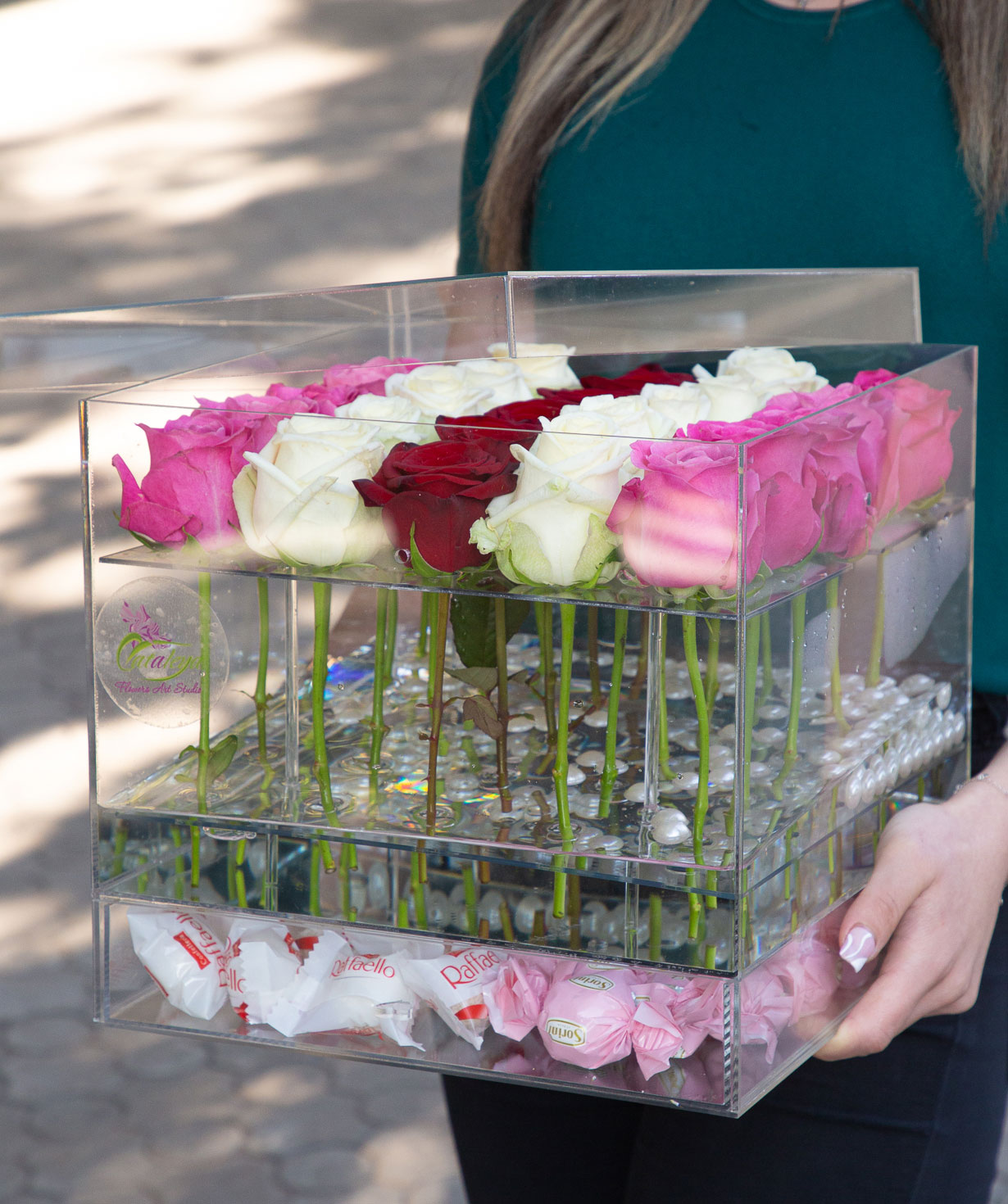 Arrangement `Pamplona` with roses and sweets