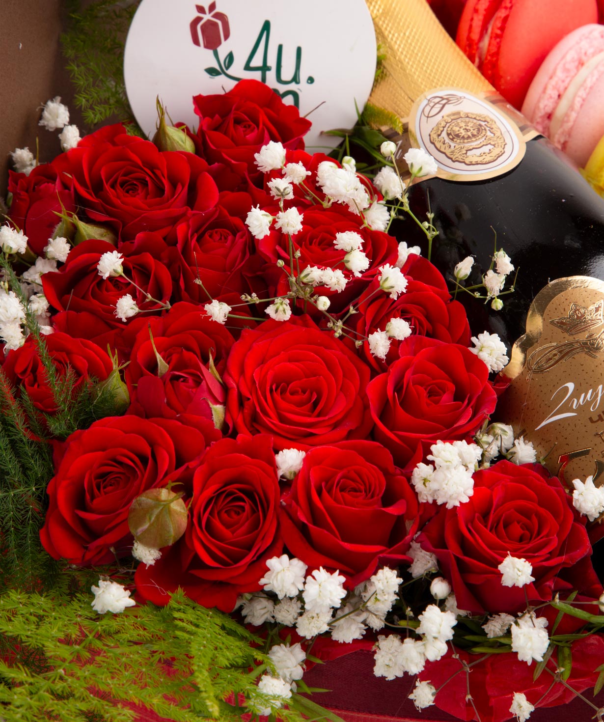 Կոմպոզիցիա «Վիեննա» փնջային վարդերով, մակարուններով, փրփրուն գինով