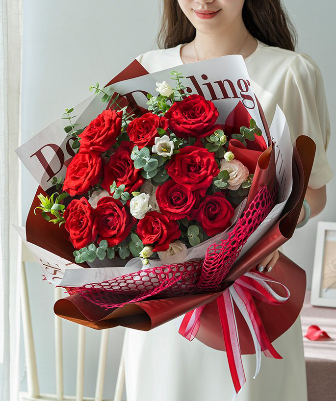 Չինաստան․ ծաղկեփունջ №011 վարդերով և լիզիանտուսներով