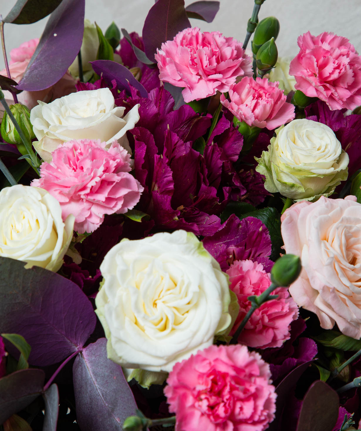Ծաղկեփունջ «Տավոլարա» փնջային վարդերով և ալստրոմերիաներով