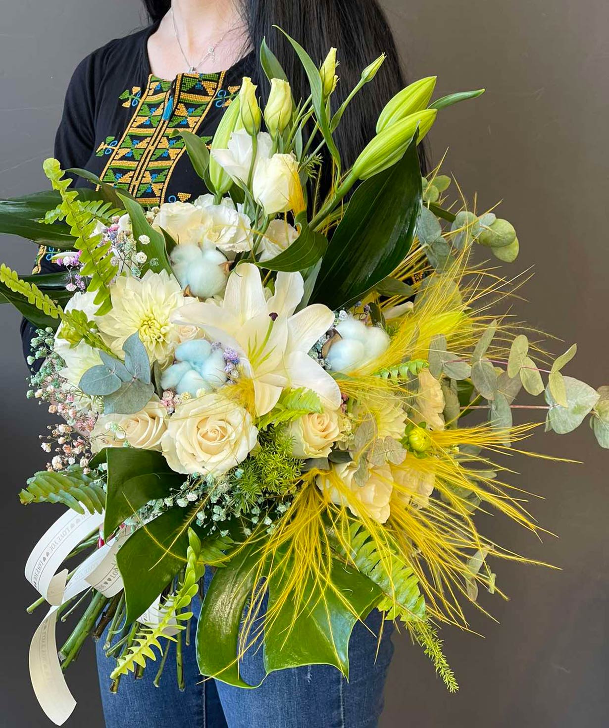 Bouquet `Pelaustan` with roses and georgines