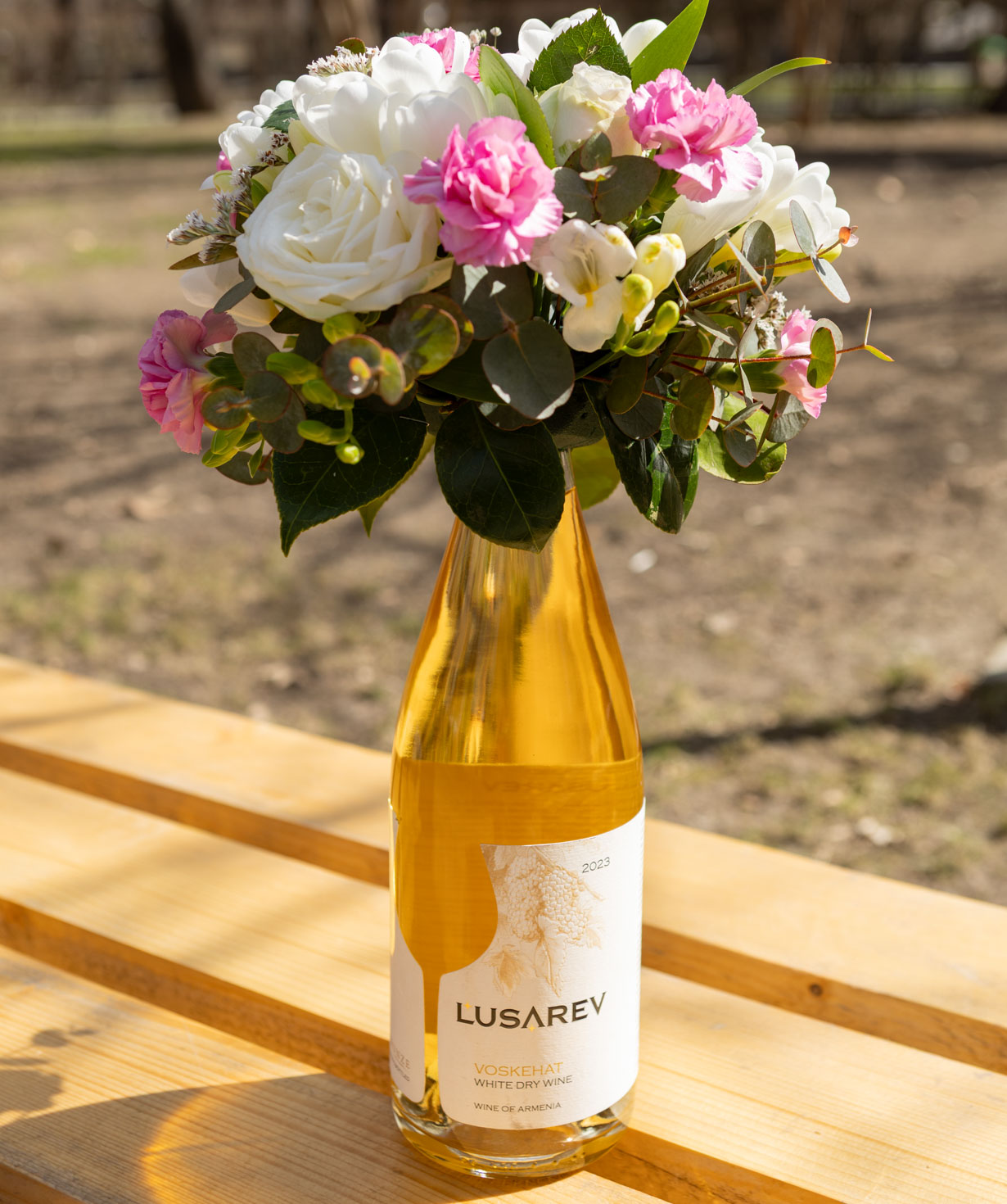 Կոմպոզիցիա «Lusarev Wines» Գինով և ծաղիկներով №2