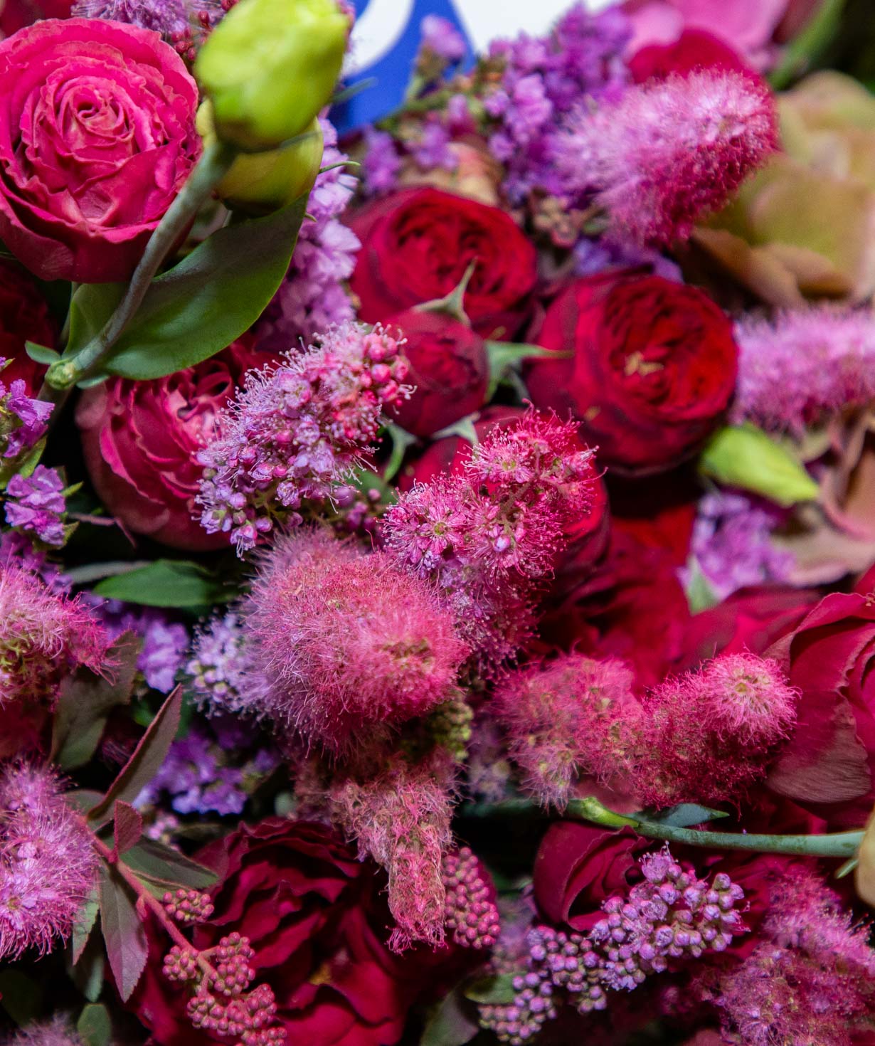Букет «Атокос» с кустовыми розами и лизиантусами
