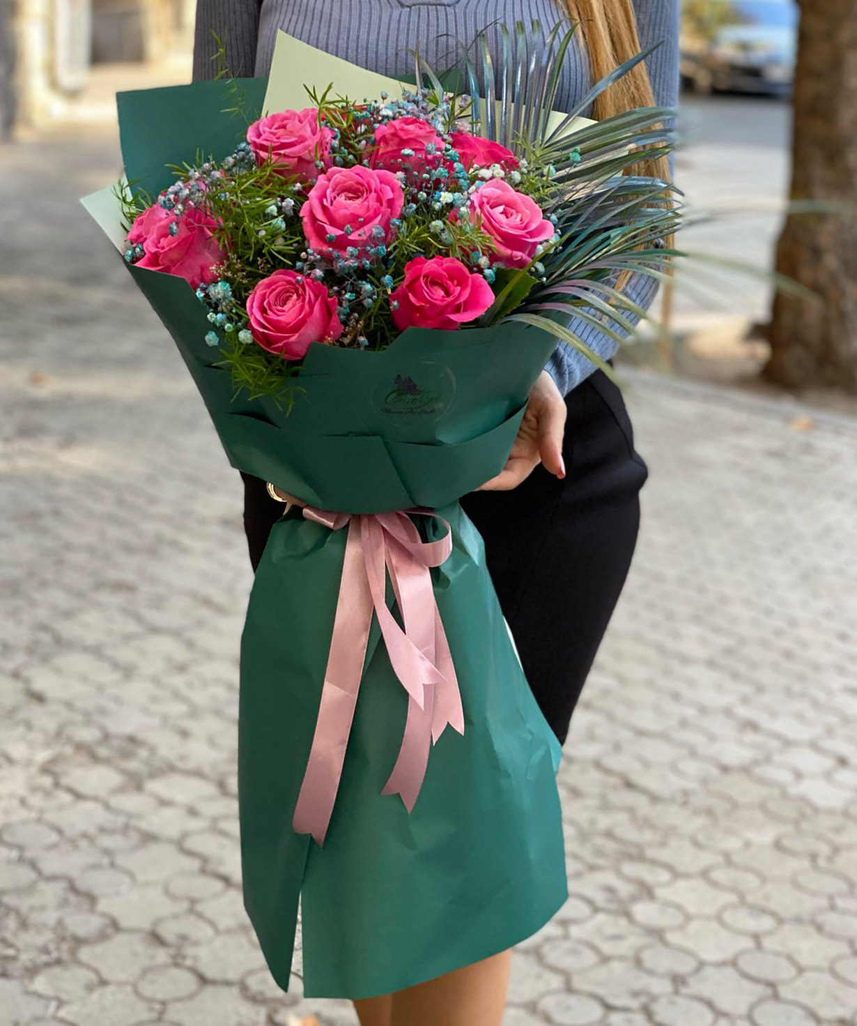 Ծաղկեփունջ «Պադուլես» վարդերով և գիպսոֆիլիաներով