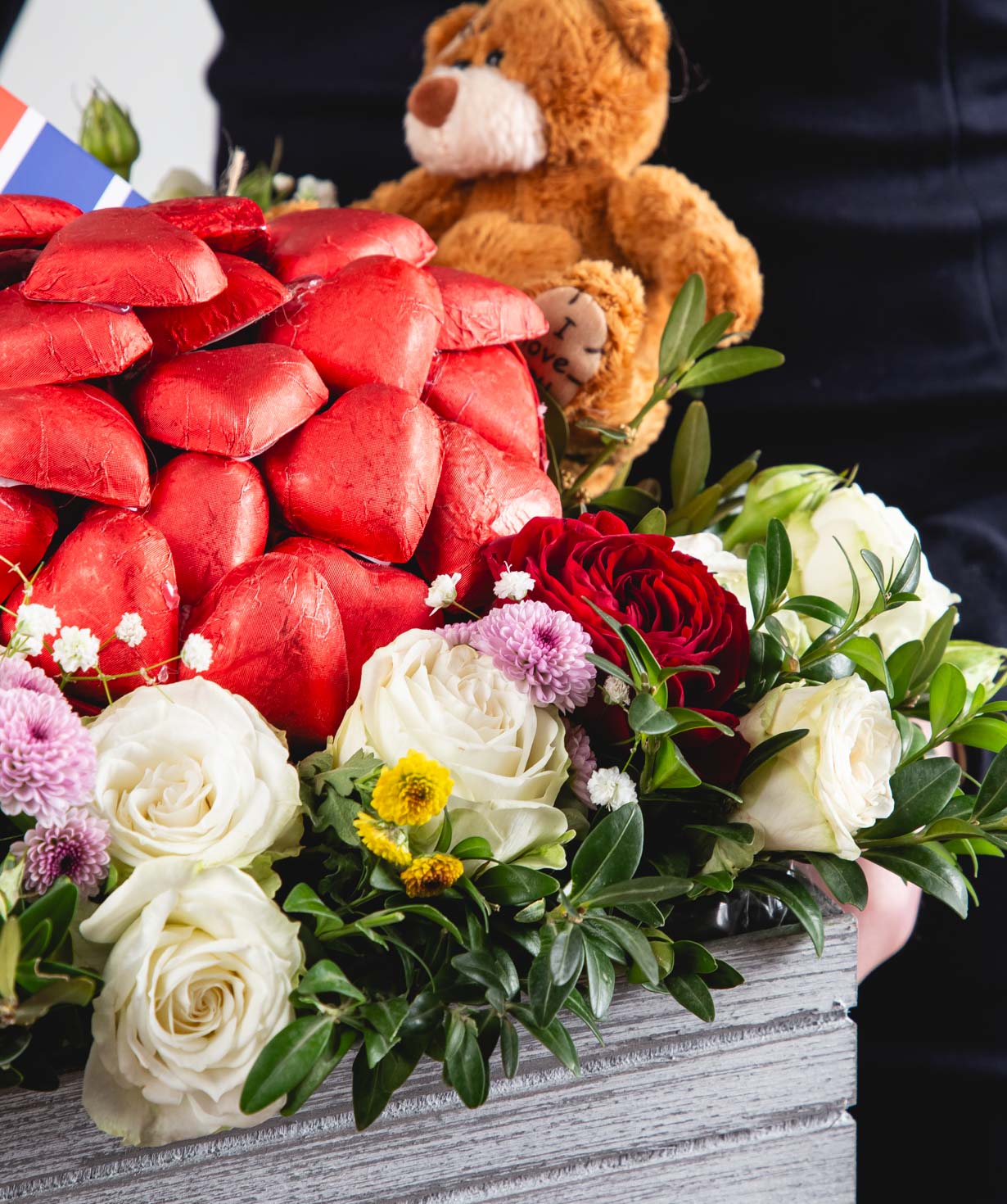 Composition «Malpelo» with spray roses and candies