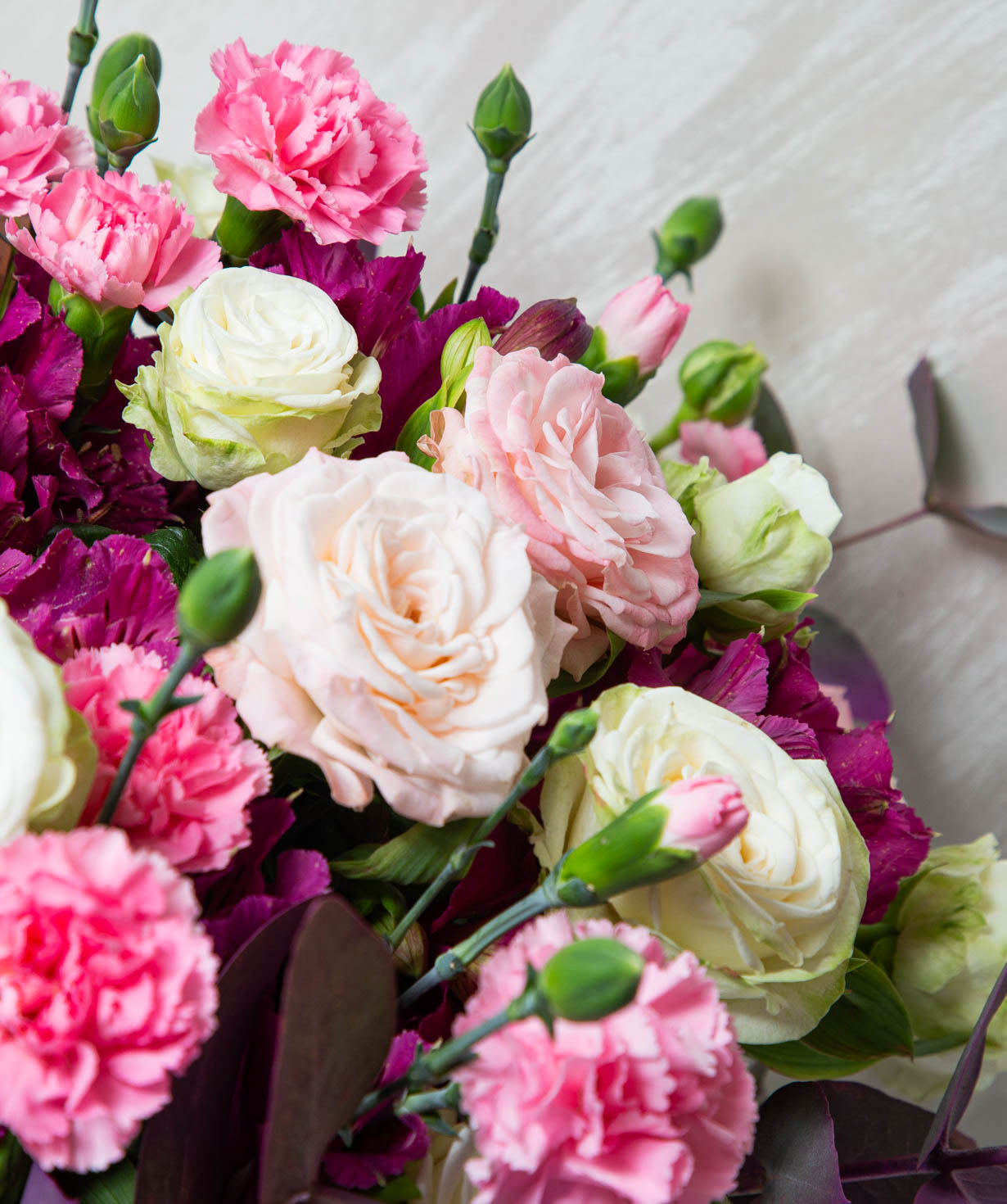 Ծաղկեփունջ «Տավոլարա» փնջային վարդերով և ալստրոմերիաներով
