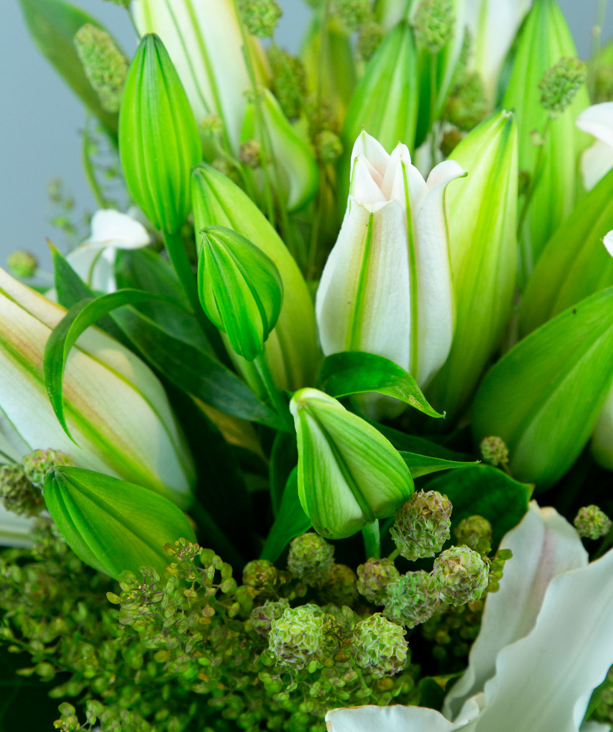 Ծաղկեփունջ «Եսենիցե» լիլիաներով և դաշտային ծաղիկներով