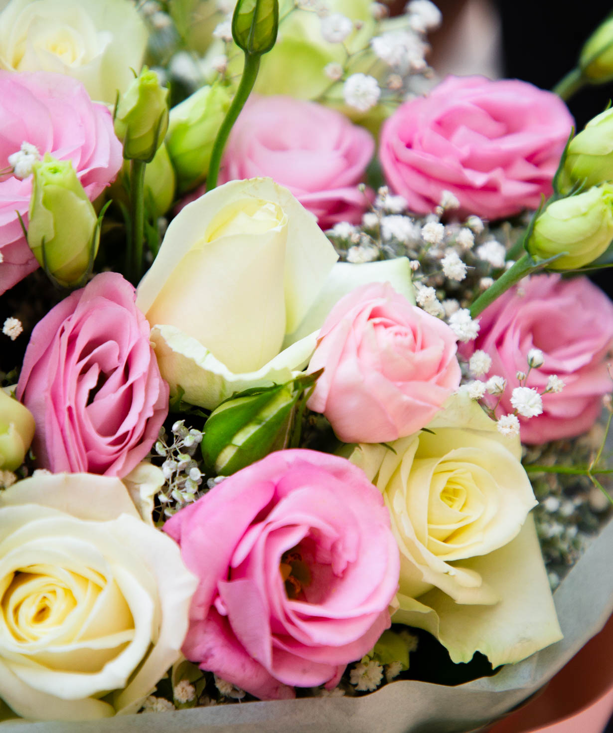 Bouquet «Kadoma» with roses and lisianthuses