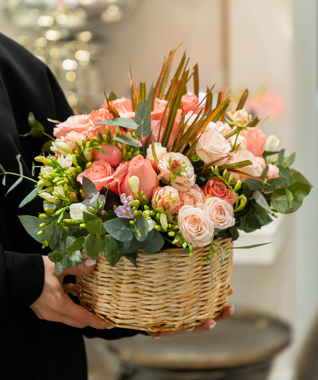 Композиция «Authion» с розами и фрезиями