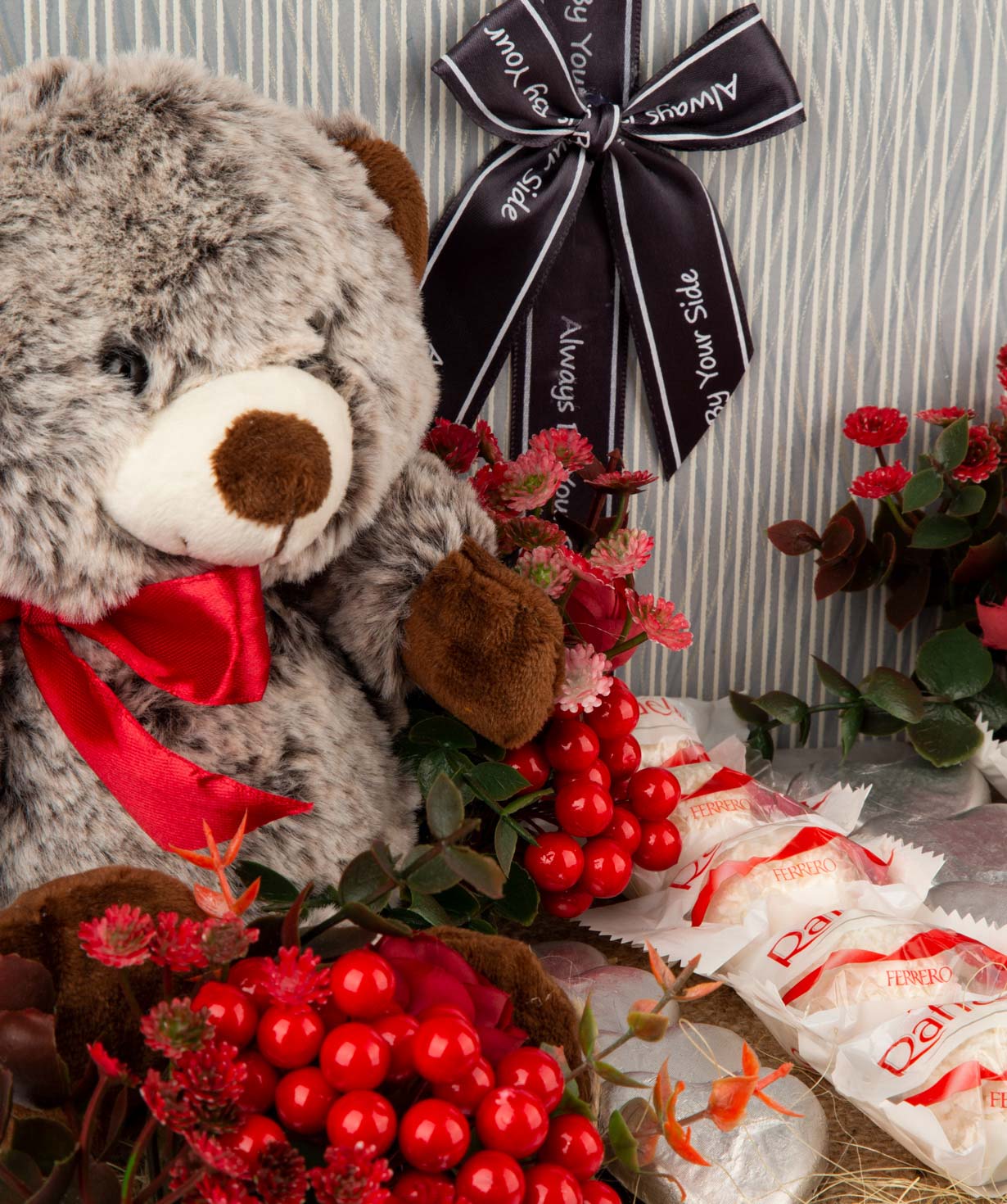 Композиция `Мокегуа` с медведем и конфетами