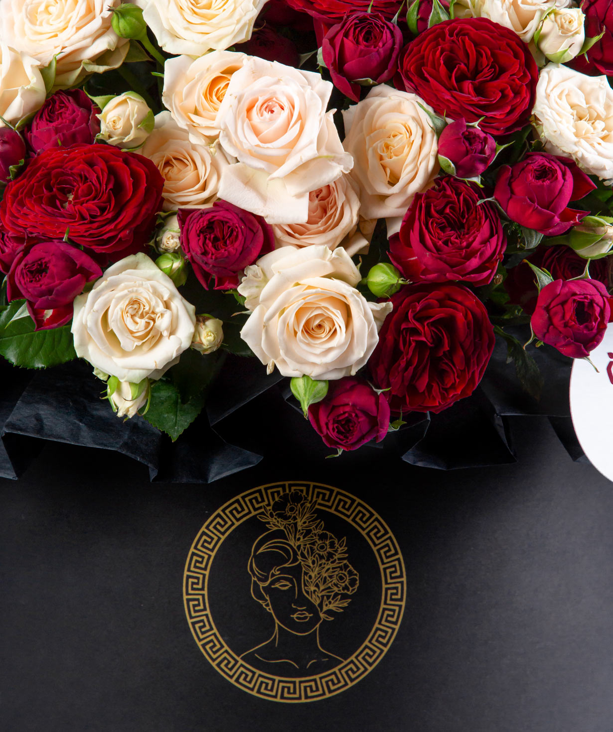 Композиция `Cybele` с кустовыми розами