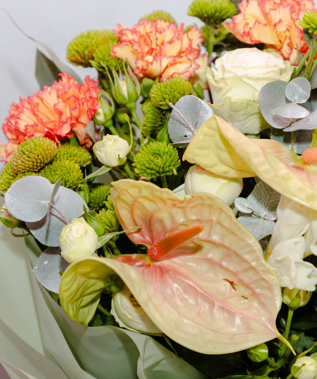 Ծաղկեփունջ «Floriani» փնջային վարդերով և ֆրեզիաներով №22