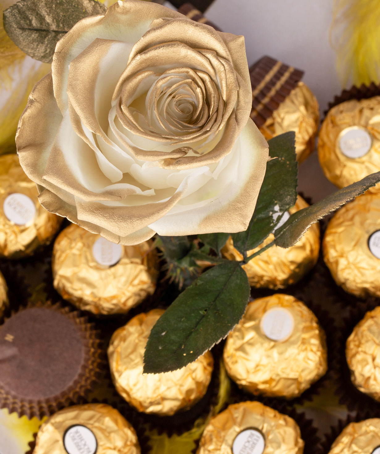 Роза `EM Flowers` золотая вечная с конфетами