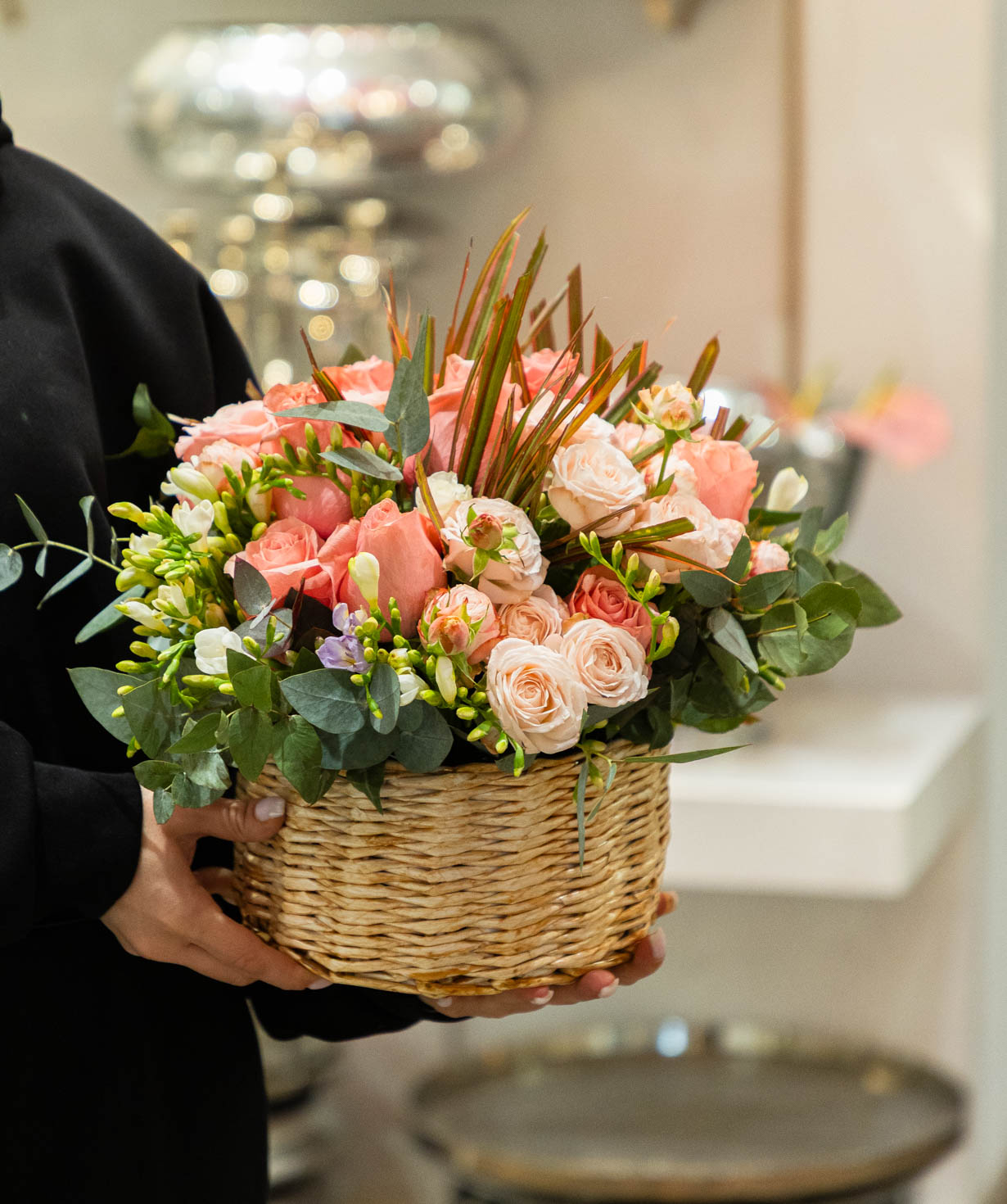 Композиция «Authion» с розами и фрезиями