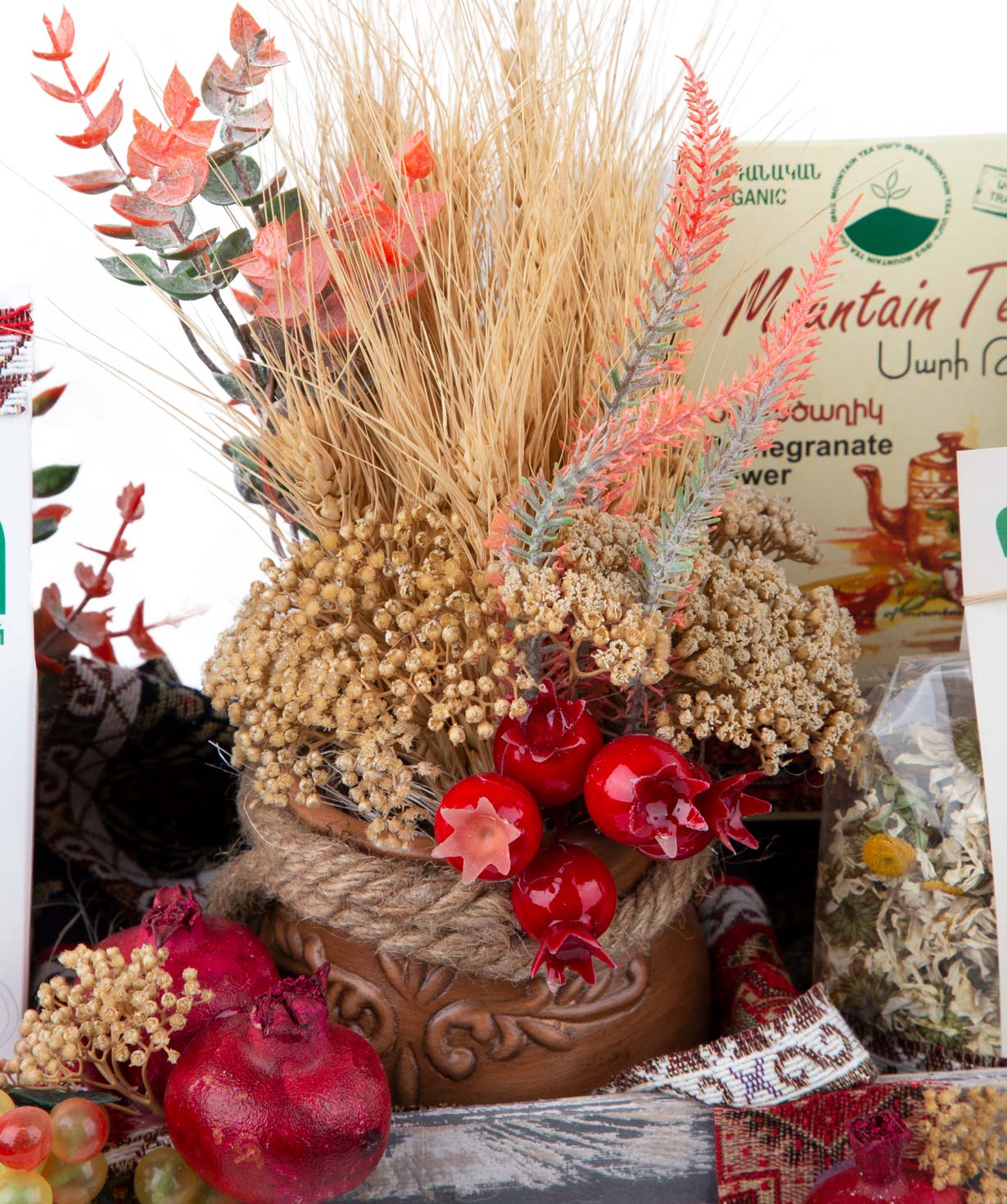 Композиция  ''Наири'' из чая, кружки, колосья пшеницы, и декорации
