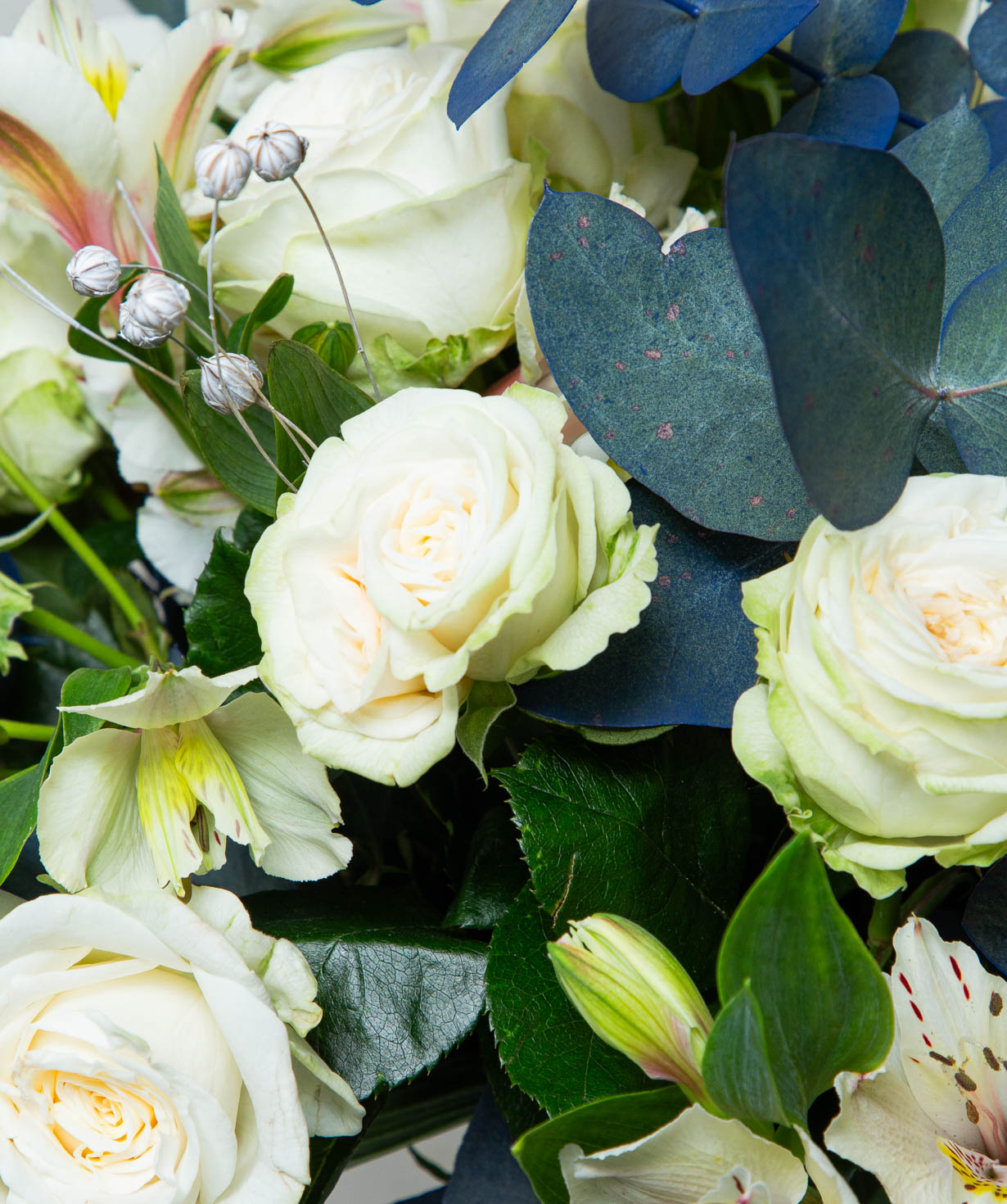 Ծաղկեփունջ «Տենեդոս» փնջային վարդերով և ալստրոմերիաներով