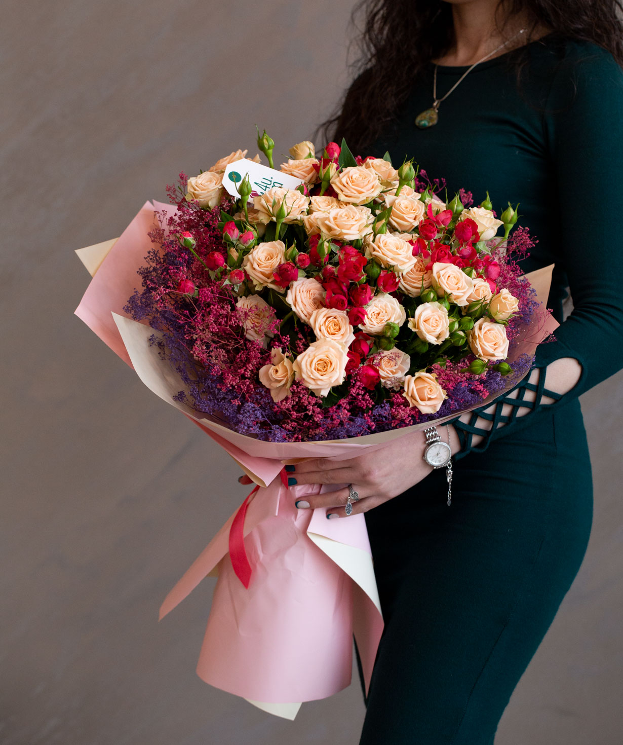 Букет `Брантфорд` с розами и сухоцветами
