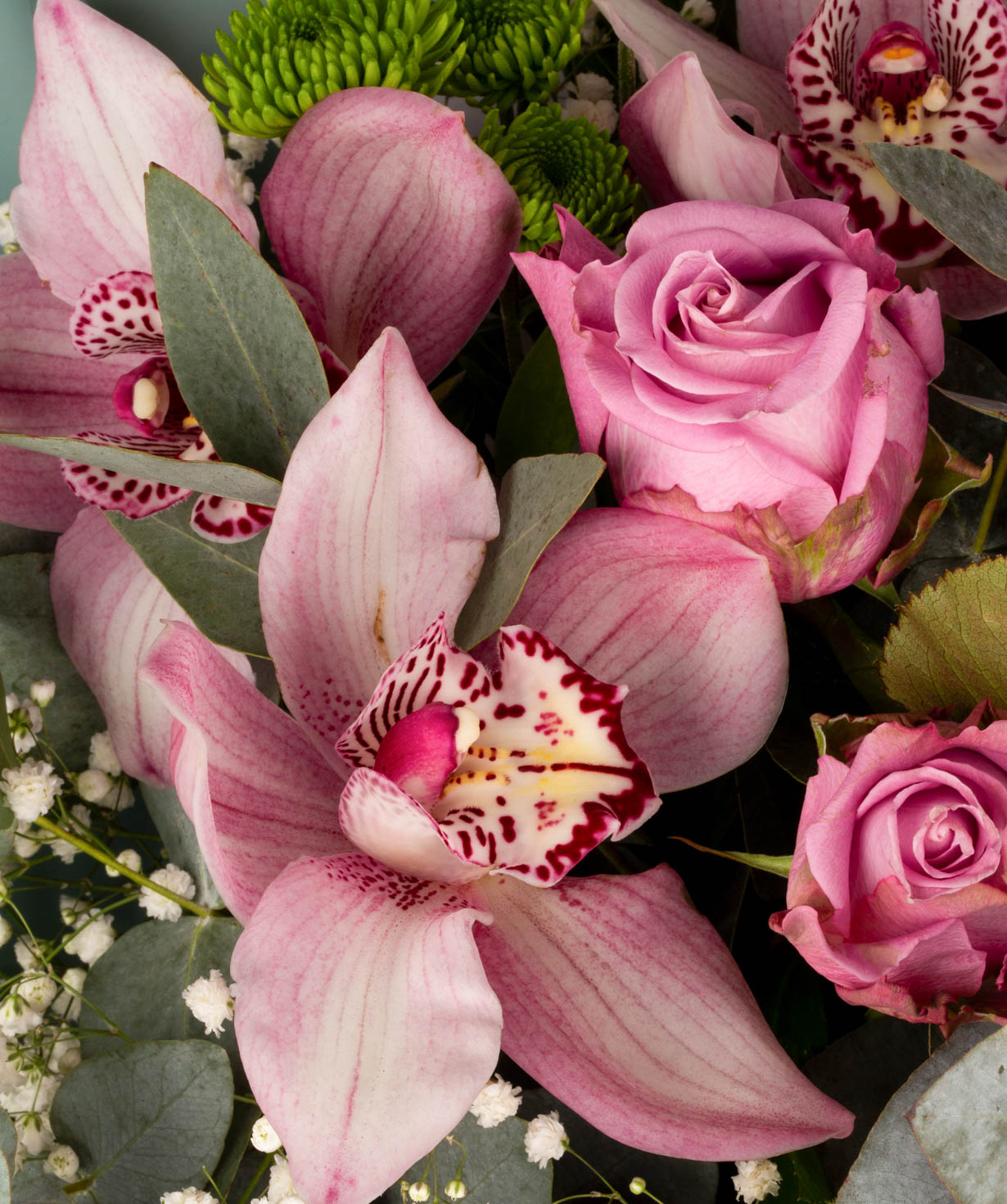 Ծաղկեփունջ «Լիտիա» վարդերով, քրիզանթեմներով և ալտրոմերիաներով