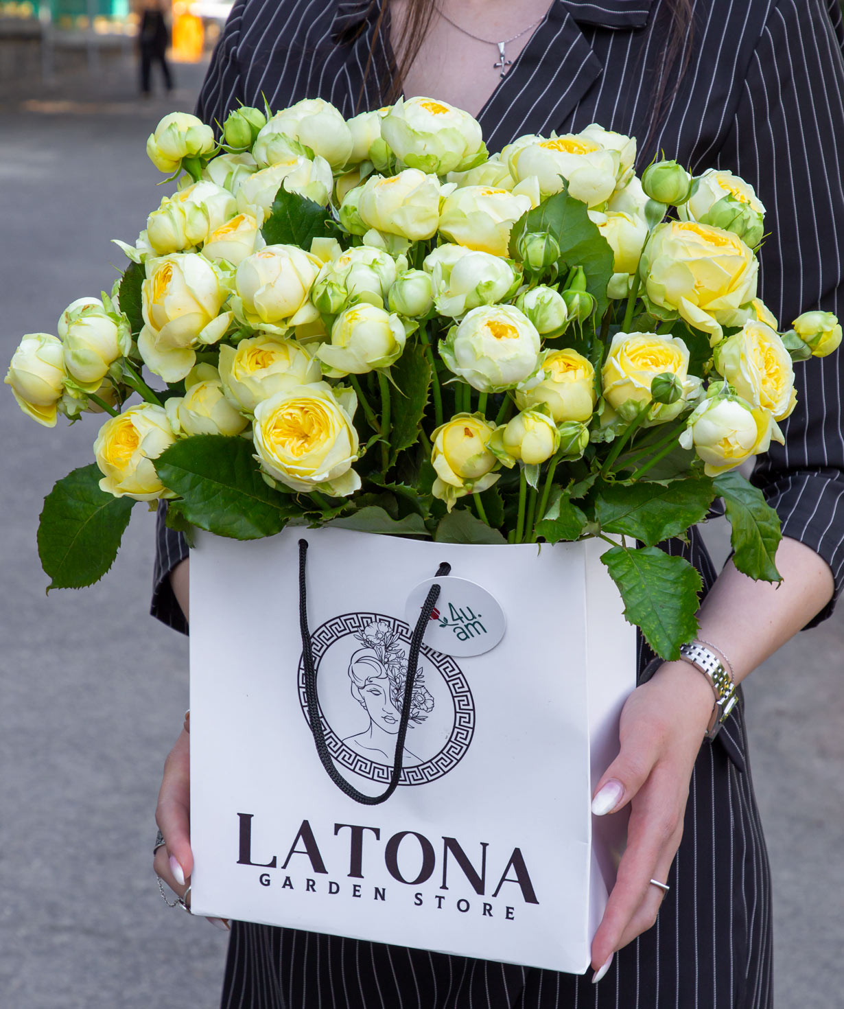 Կոմպոզիցիա «Louis Vuitton» պիոն վարդերով