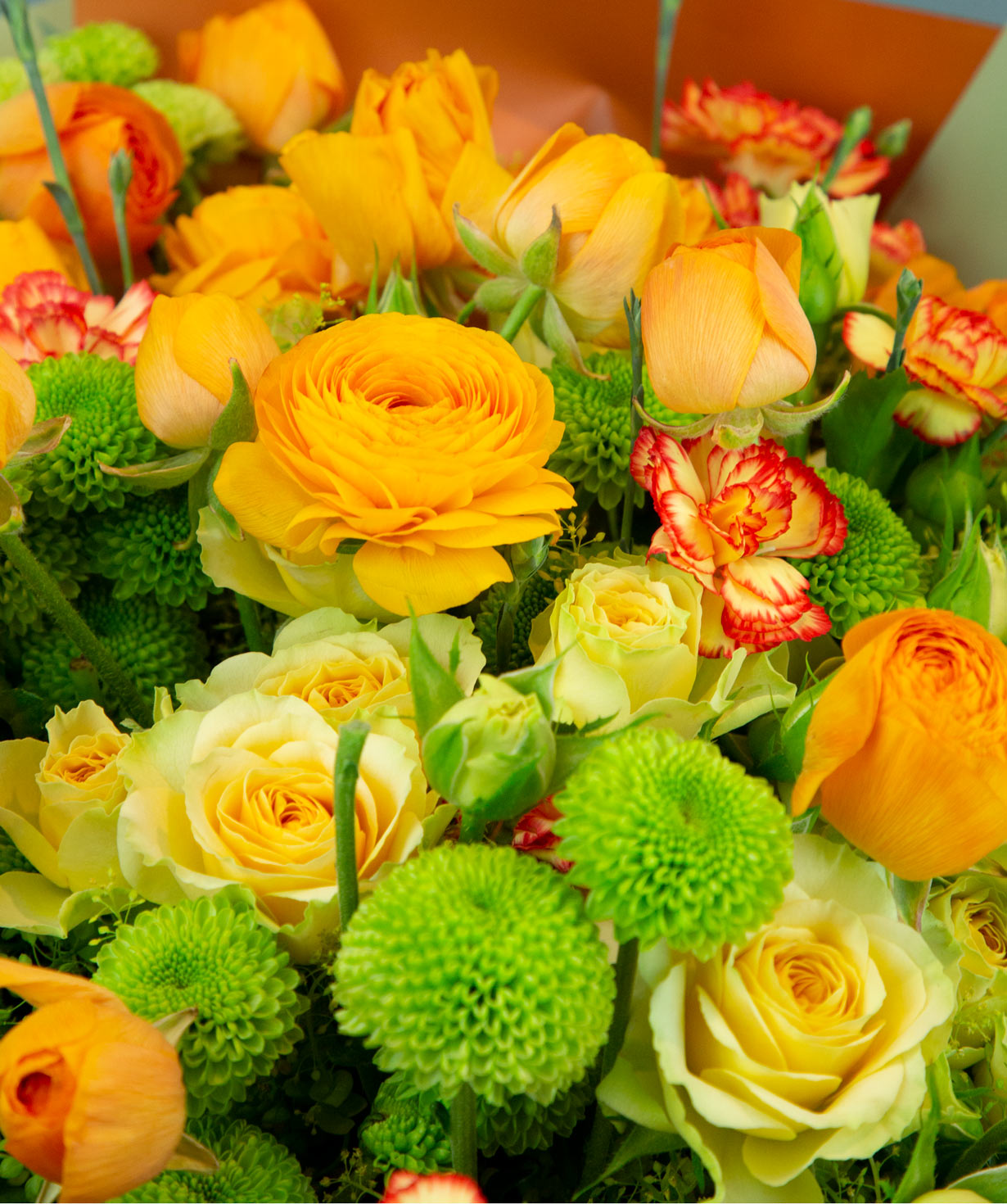 Букет ''Абвиль'' с лютиком, хризантемой и полевыми цветами