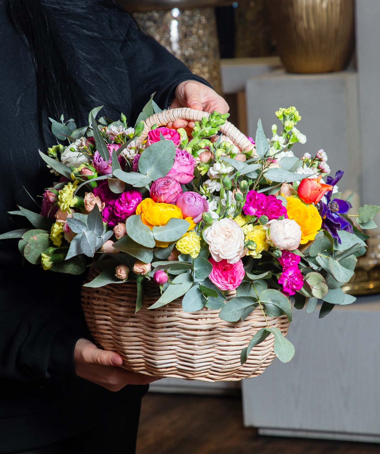 Composition ''Avenue Des Fleurs'' with roses