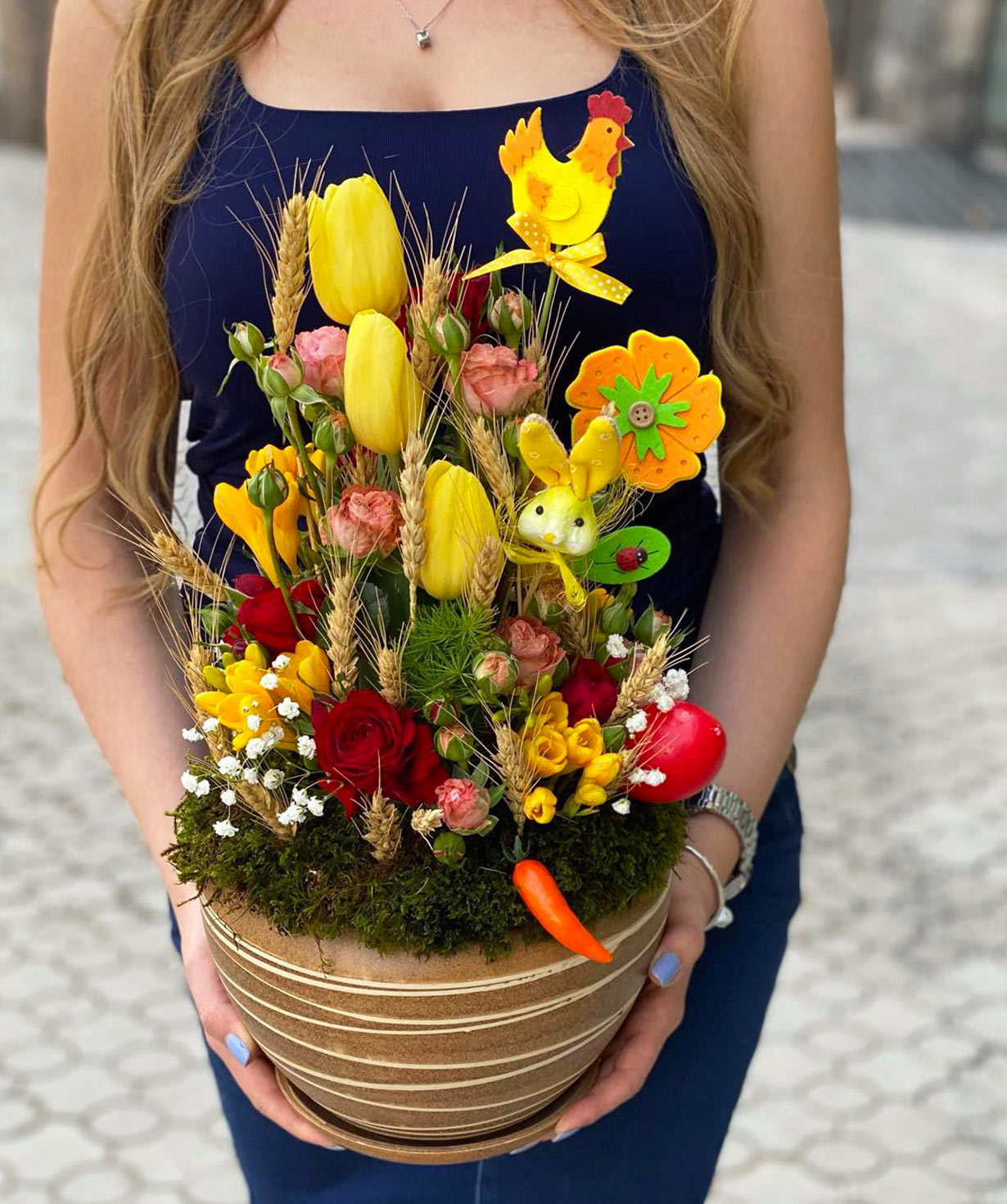 Կոմպոզիցիա «Գուկովո» փնջային վարդերով և ֆրեզիաներով