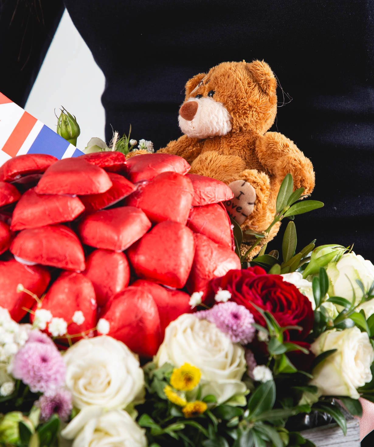 Composition «Malpelo» with spray roses and candies